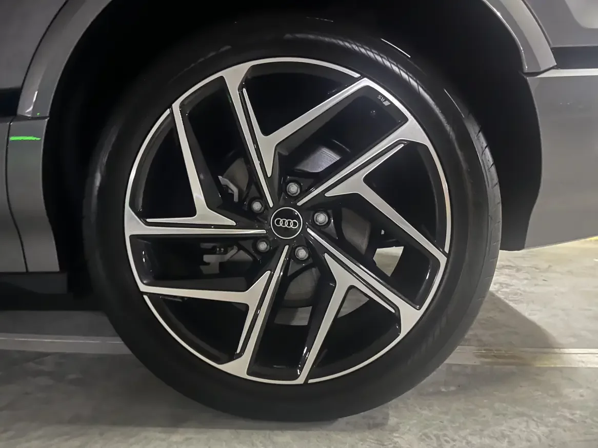 Audi Q6L e-tron