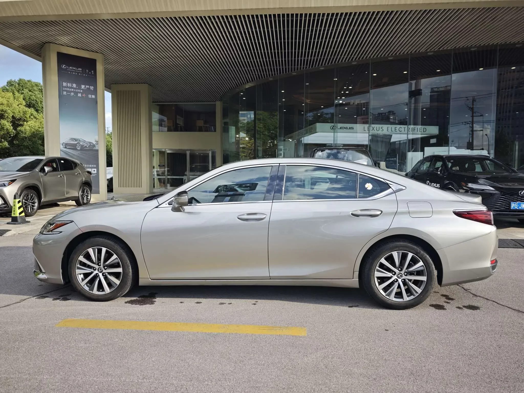 Lexus ES