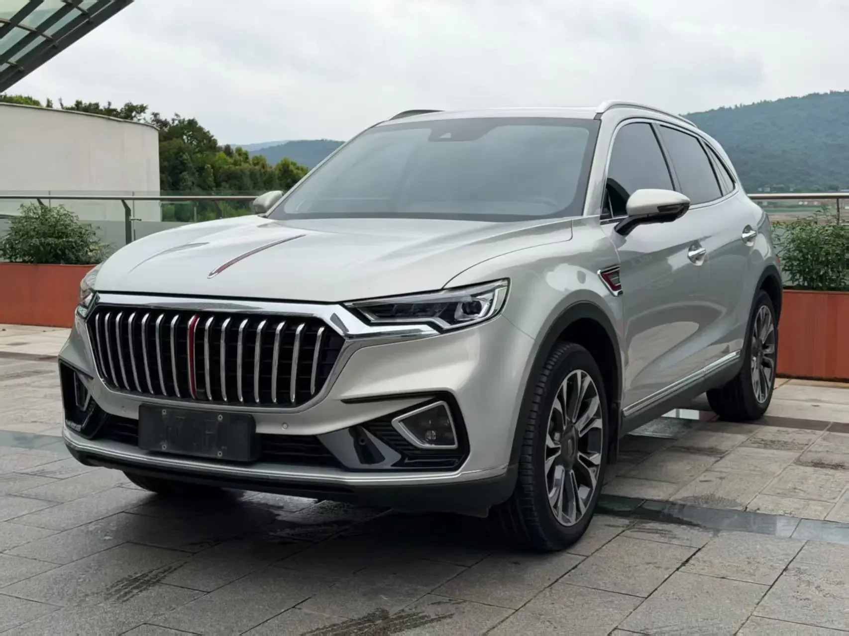 Hongqi HS5
