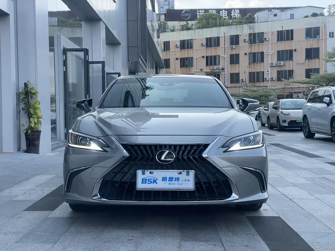 Lexus ES