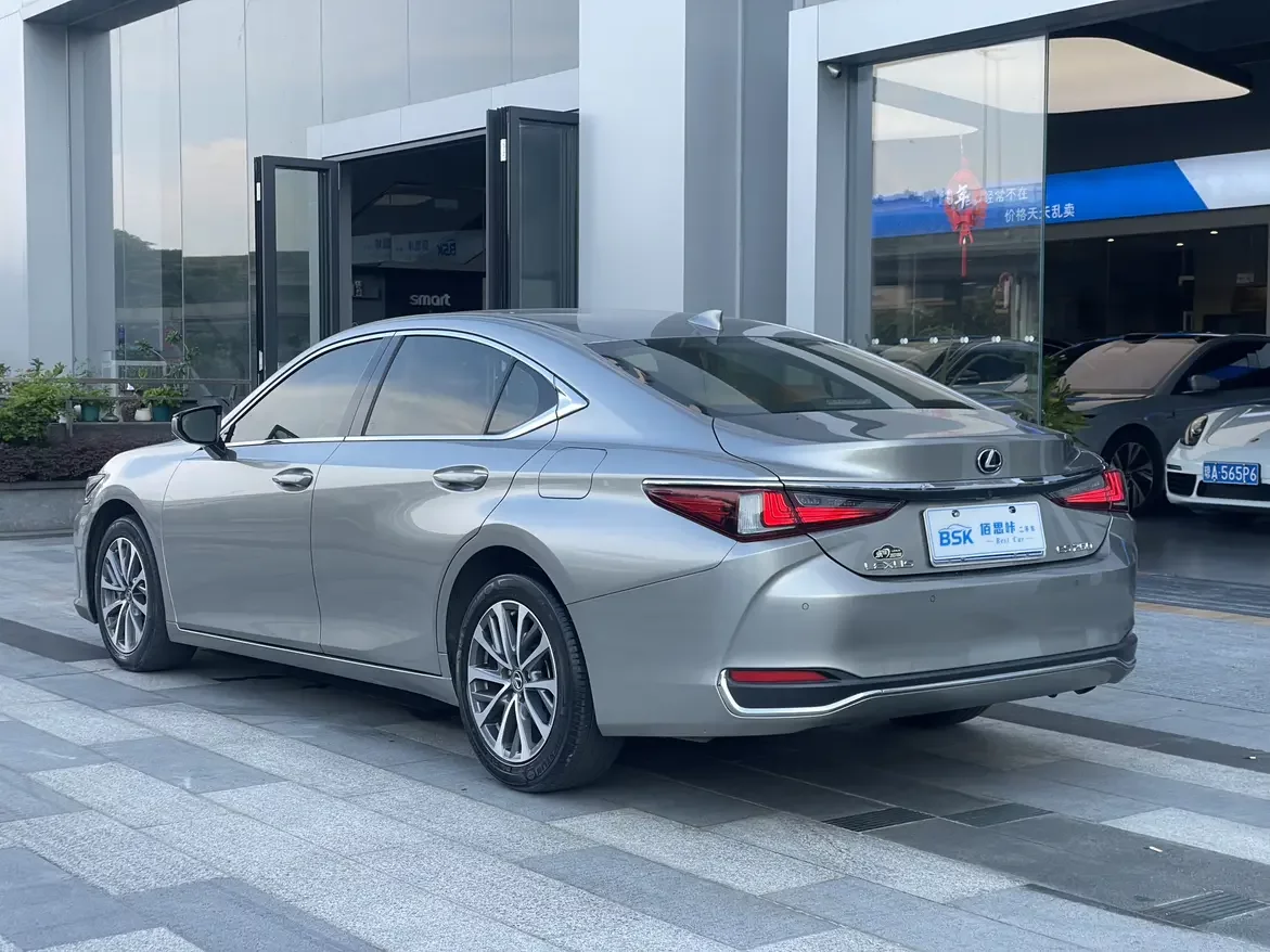 Lexus ES