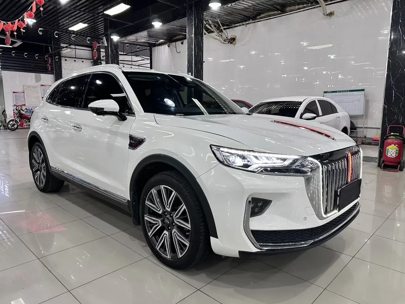 Hongqi HS5