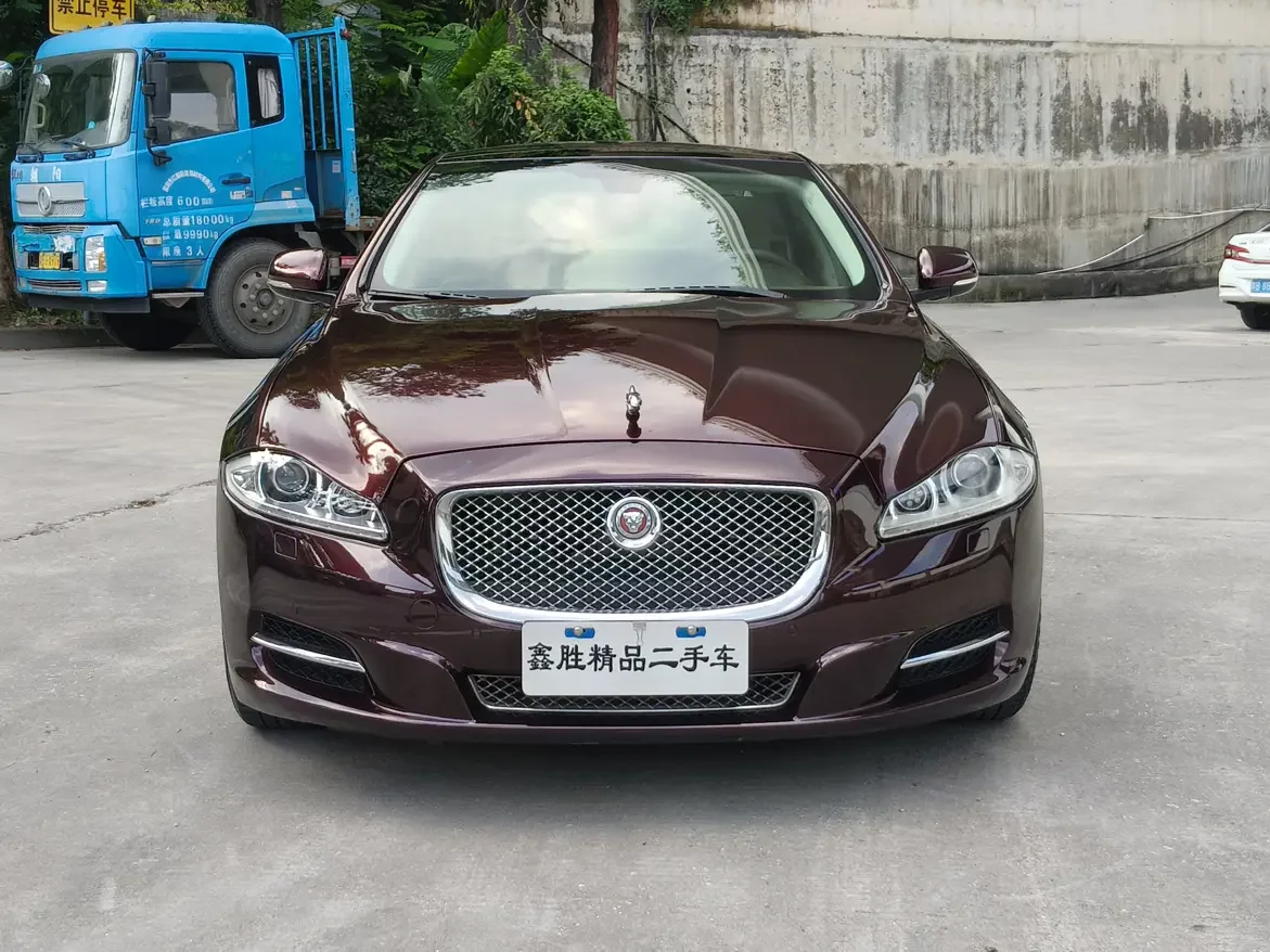 Jaguar XJ