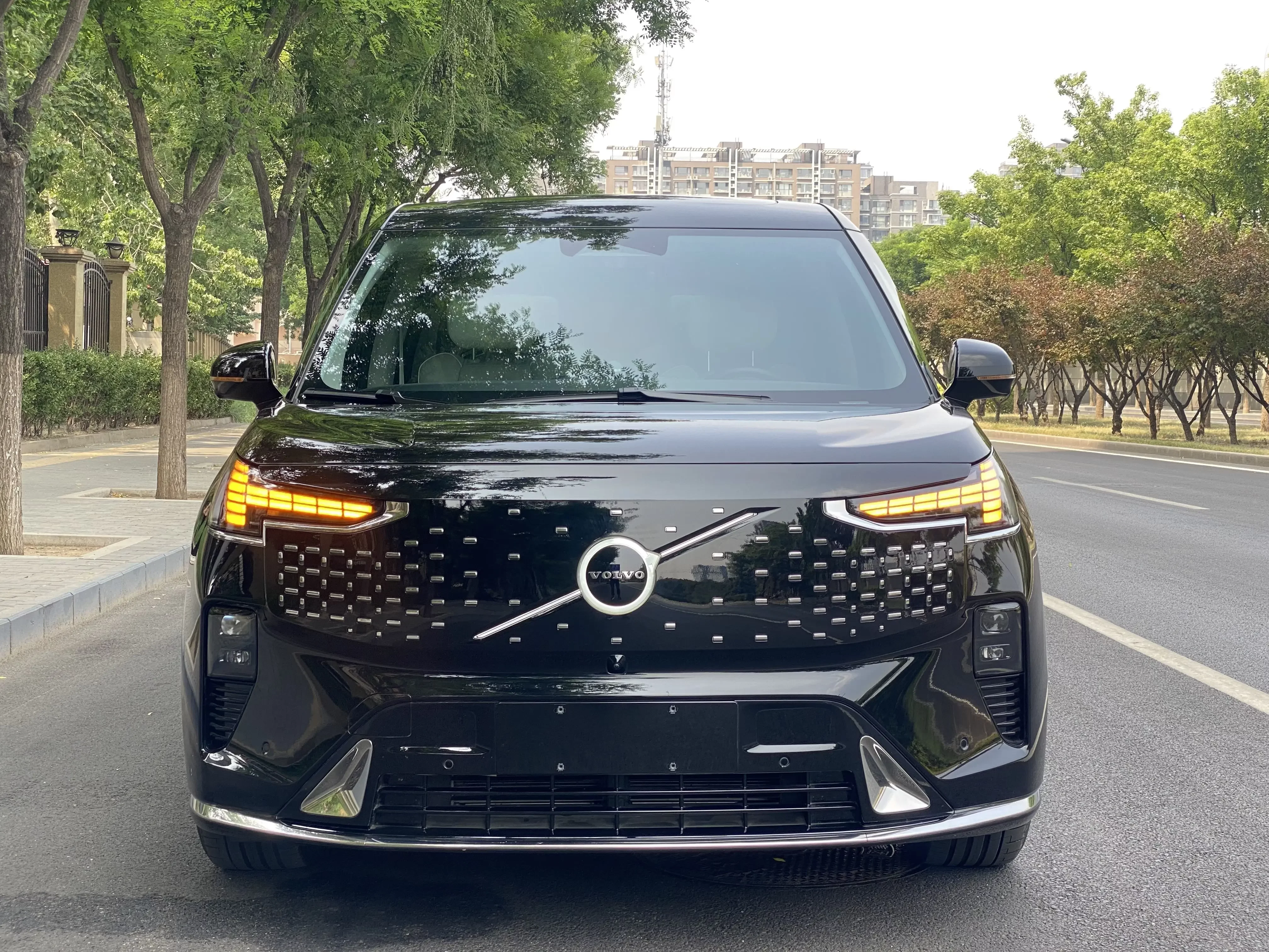 Volvo EM90