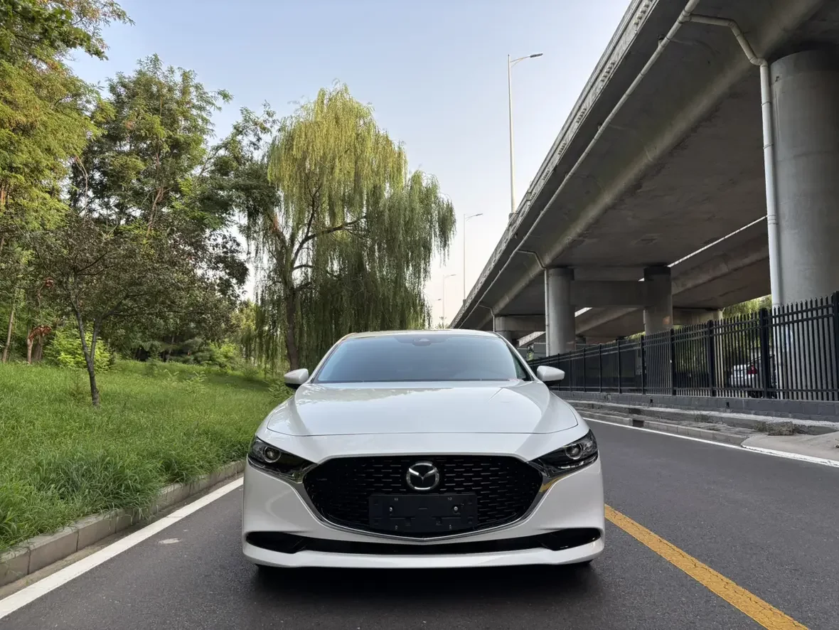 Mazda Axela (3)
