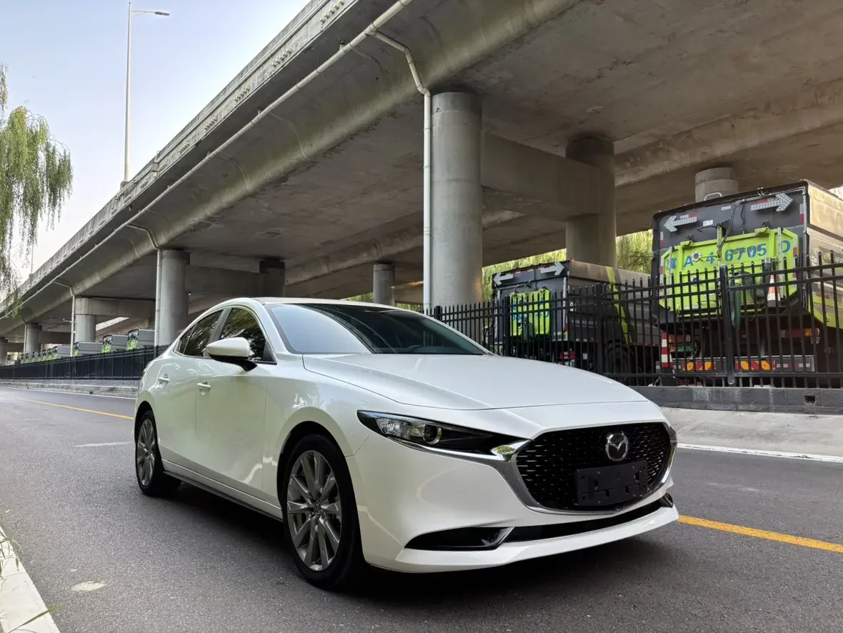 Mazda Axela (3)