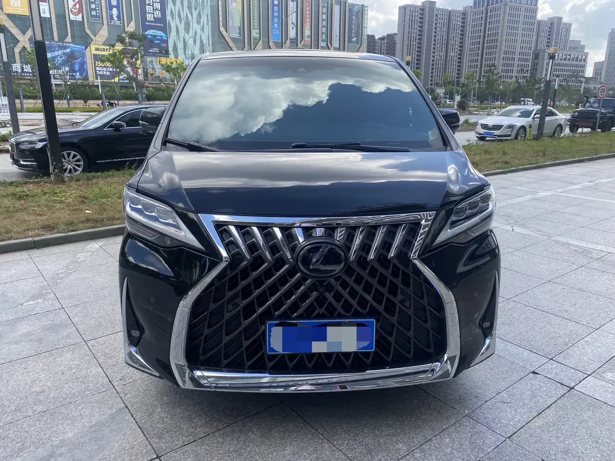 Lexus LM