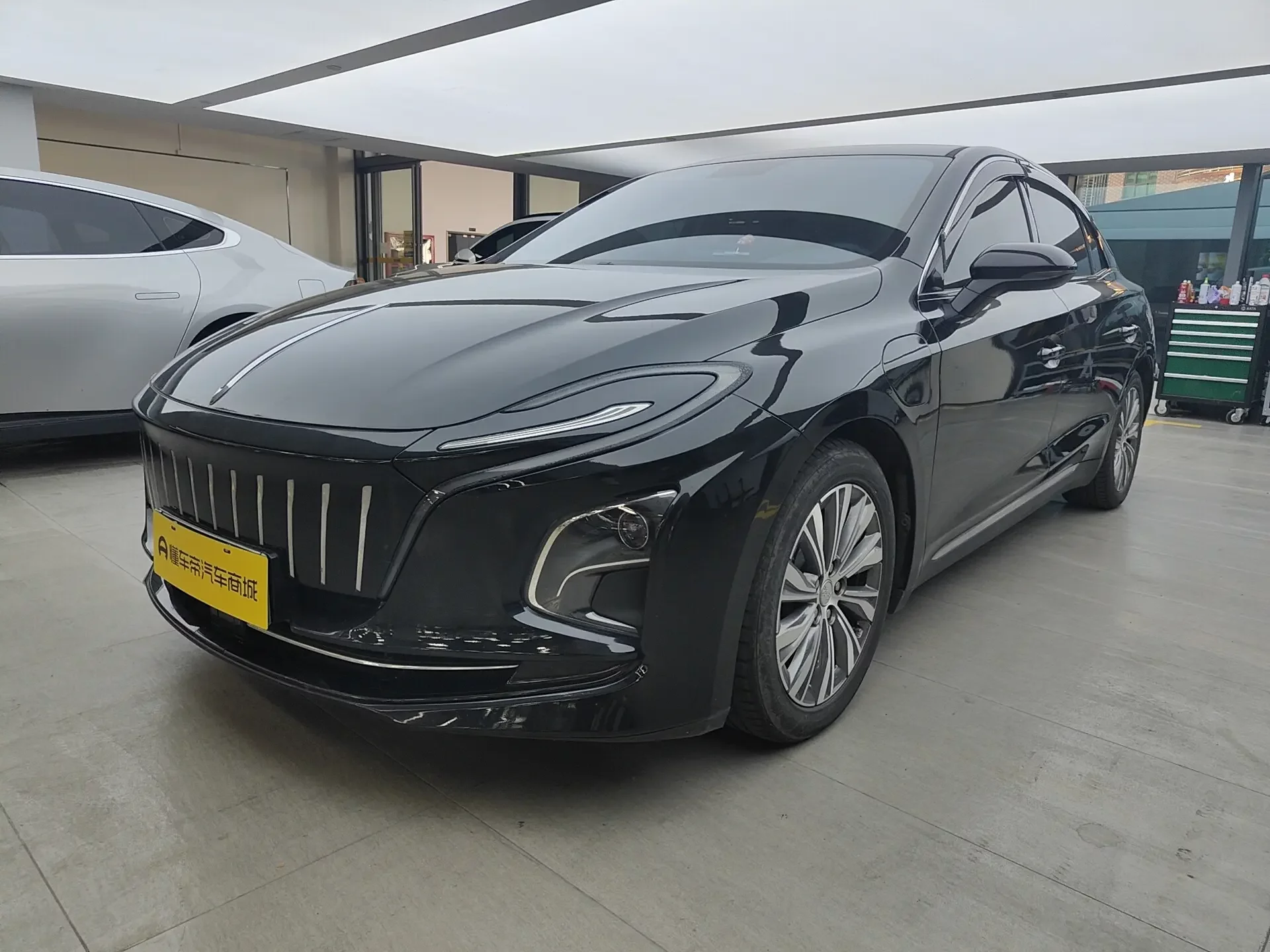Hongqi E-QM5