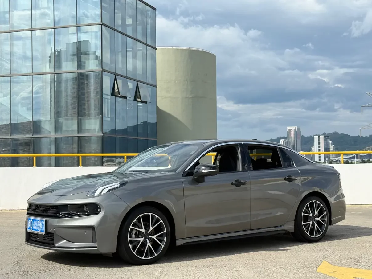 Lynk & Co 03