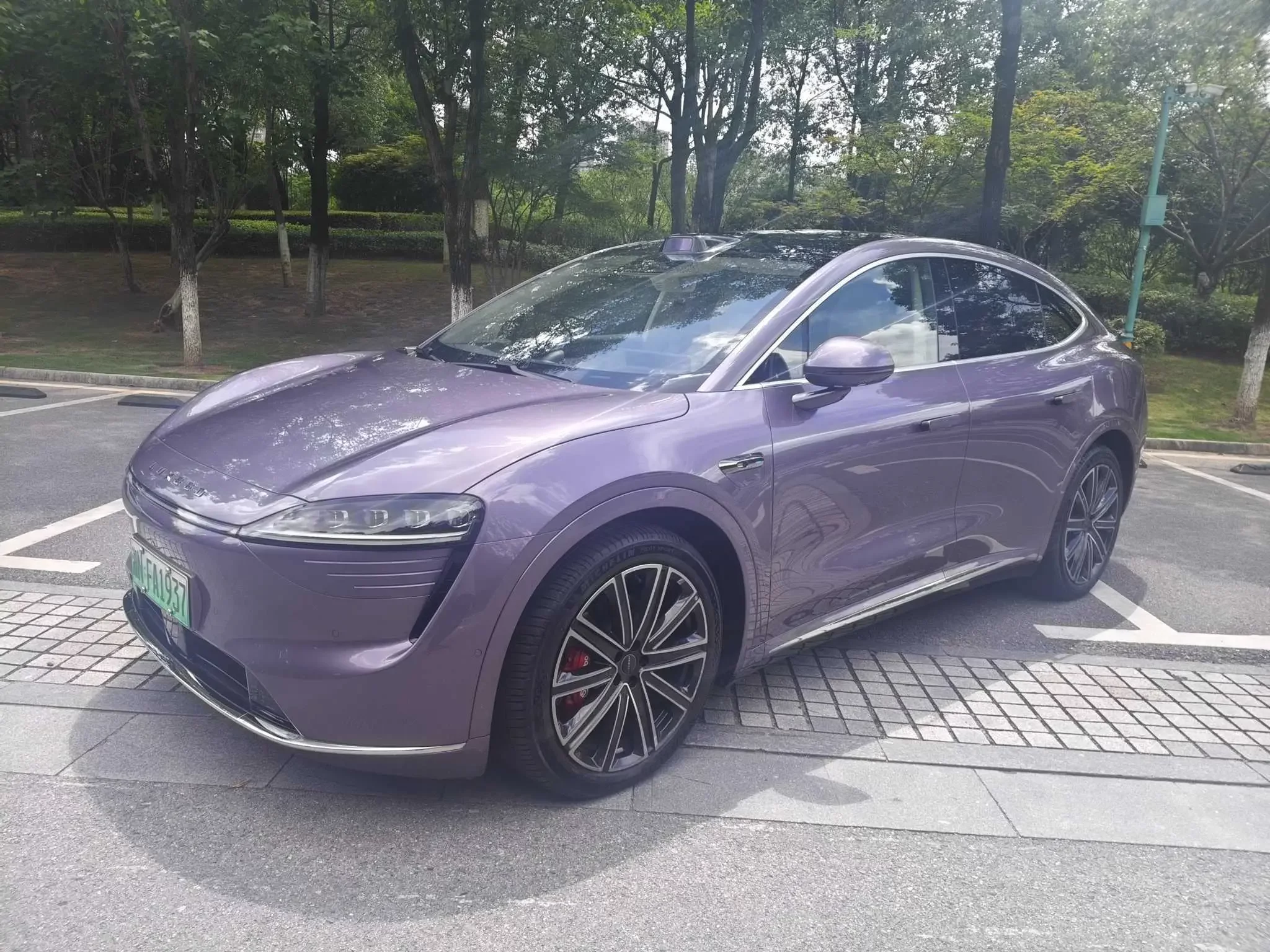 Luxeed Zhijie R7