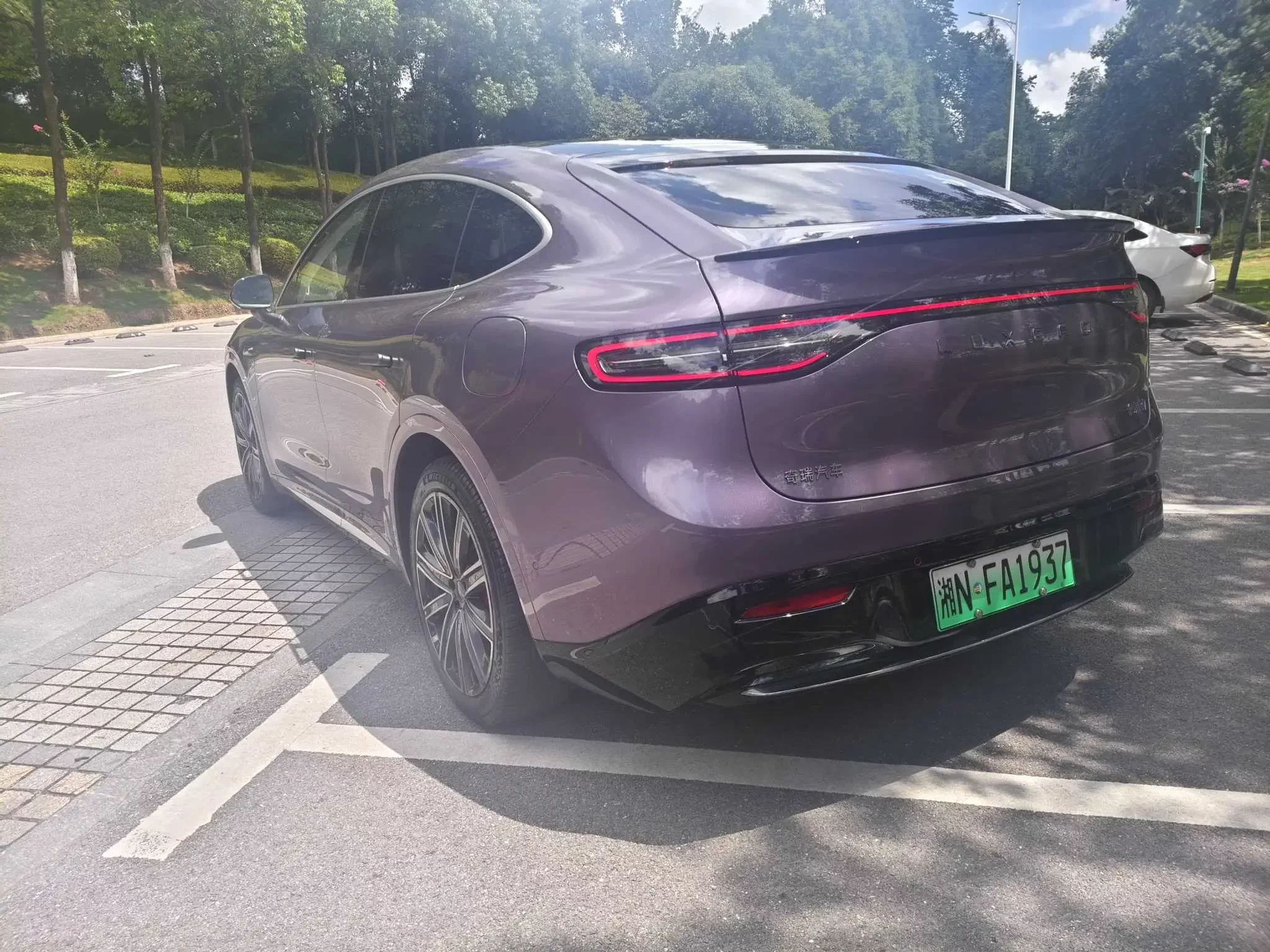Luxeed Zhijie R7