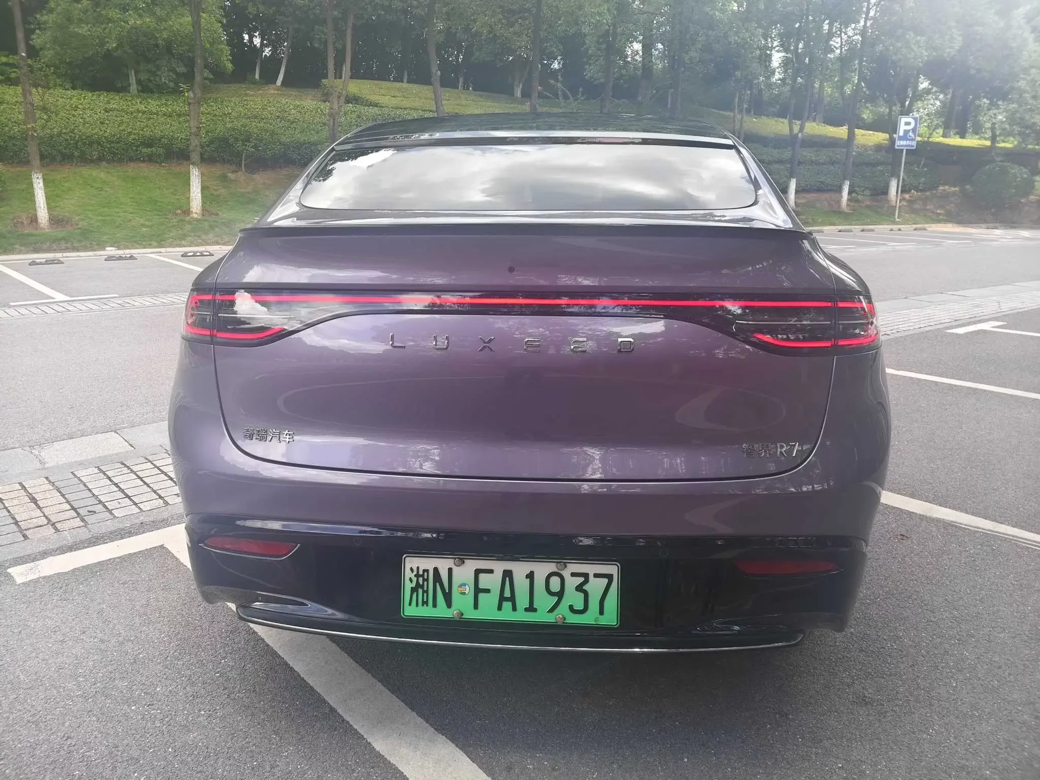 Luxeed Zhijie R7