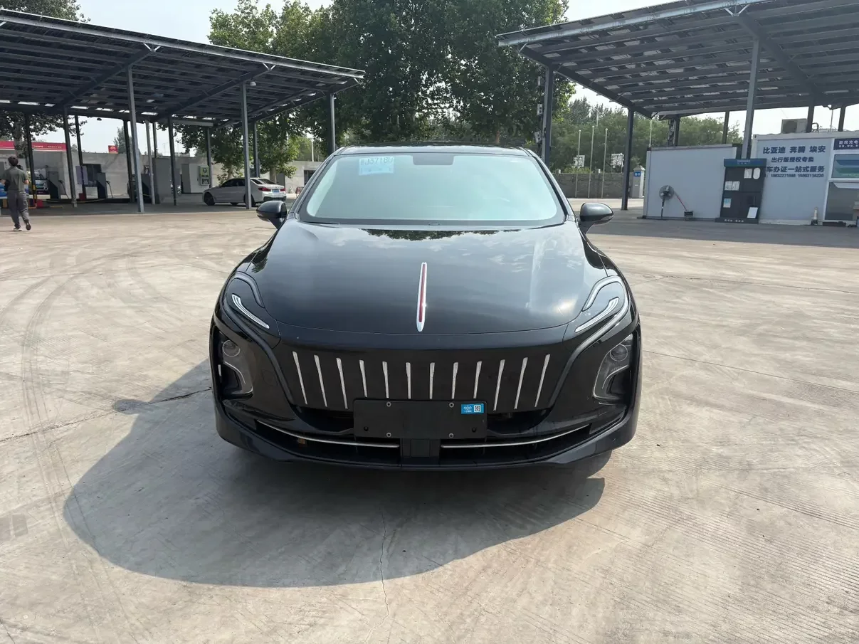 Hongqi E-QM5