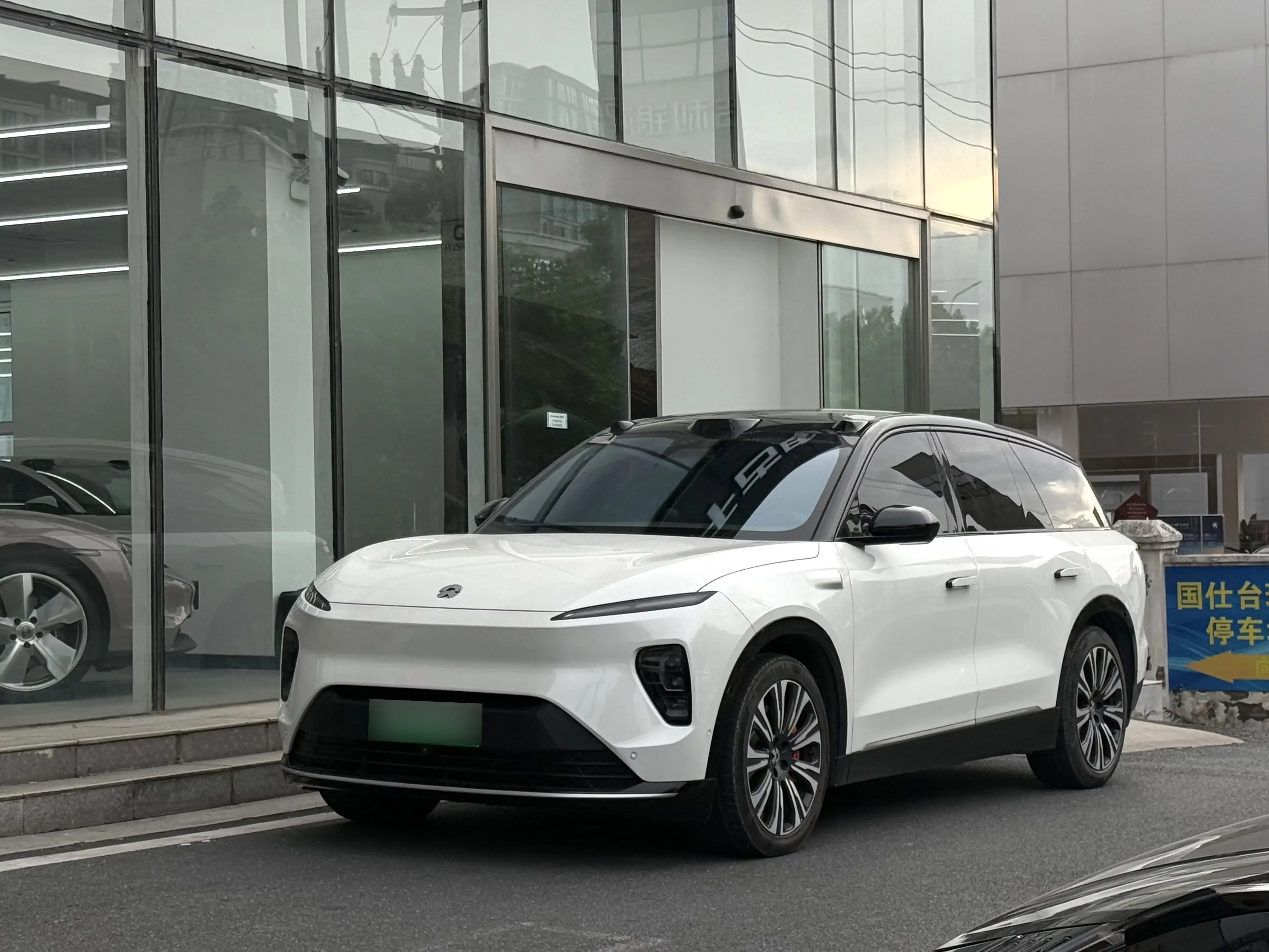 NIO ES8