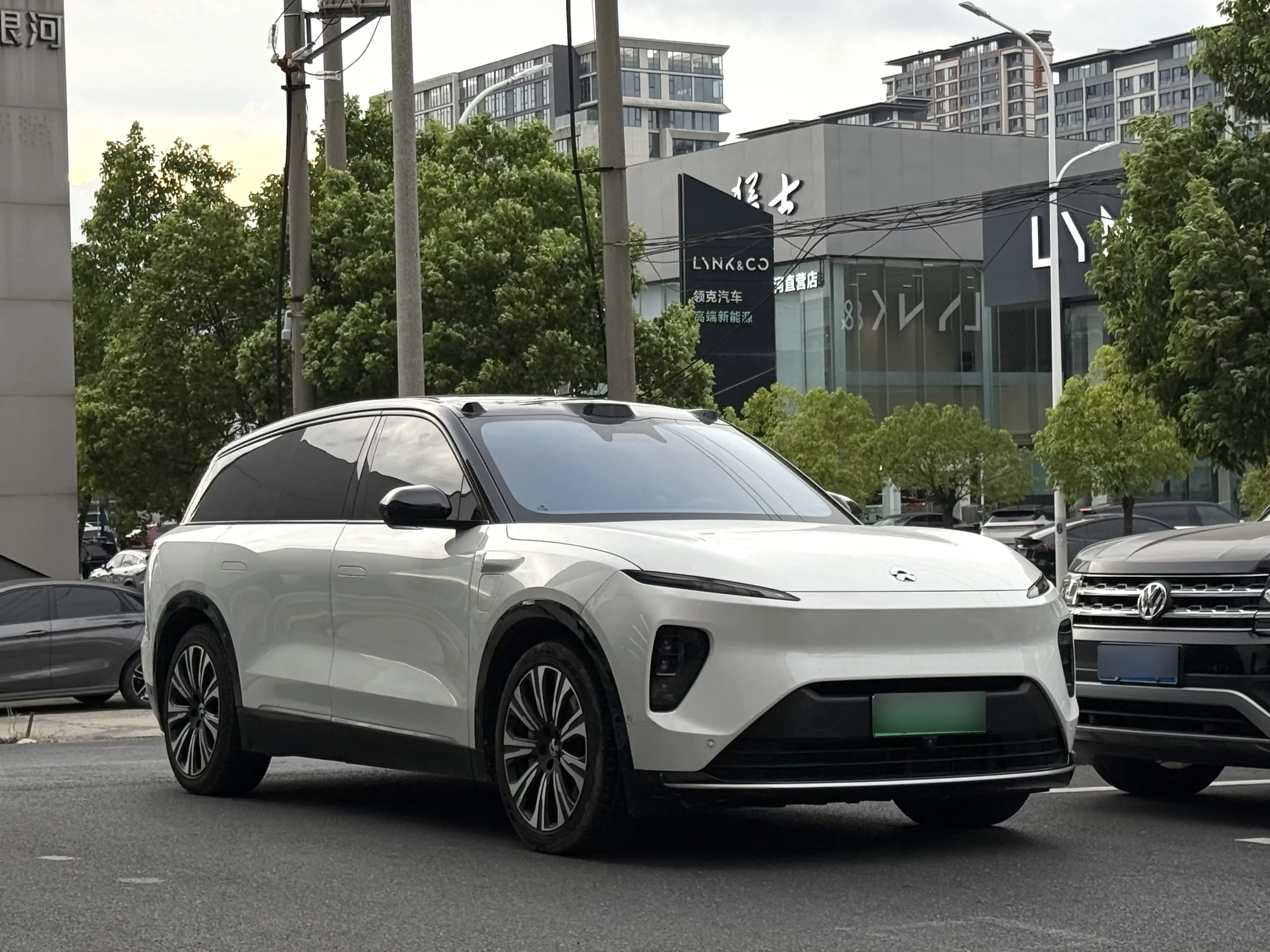 NIO ES8