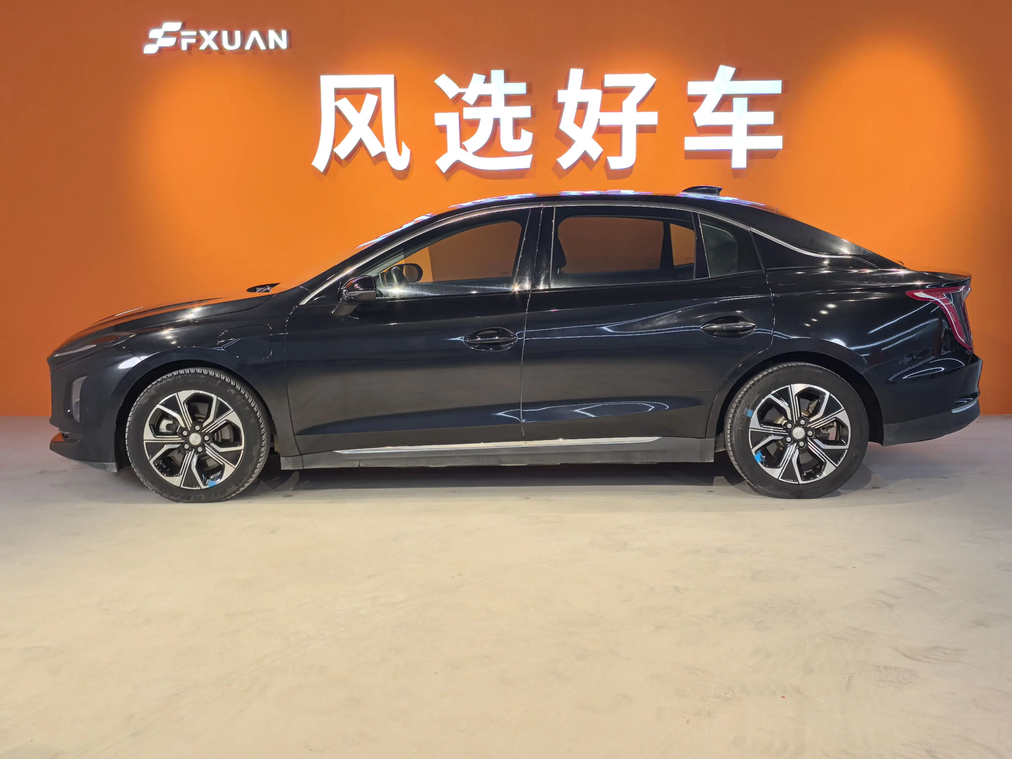 Hongqi E-QM5
