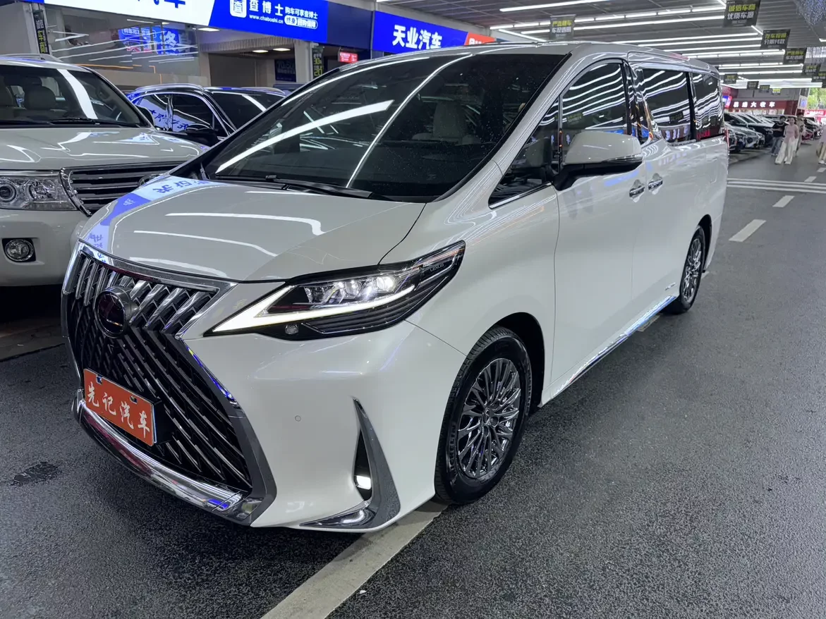 Lexus LM