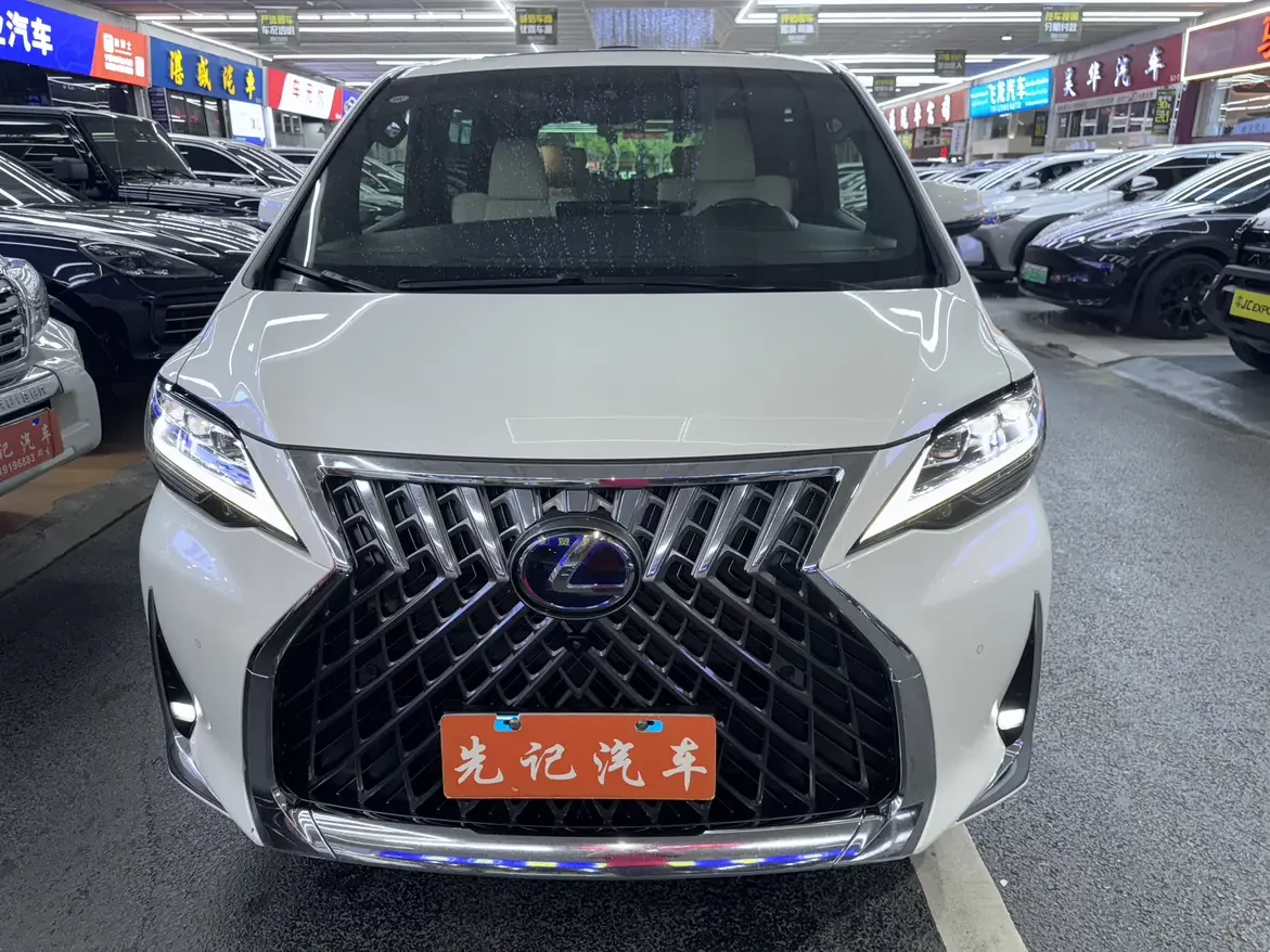 Lexus LM