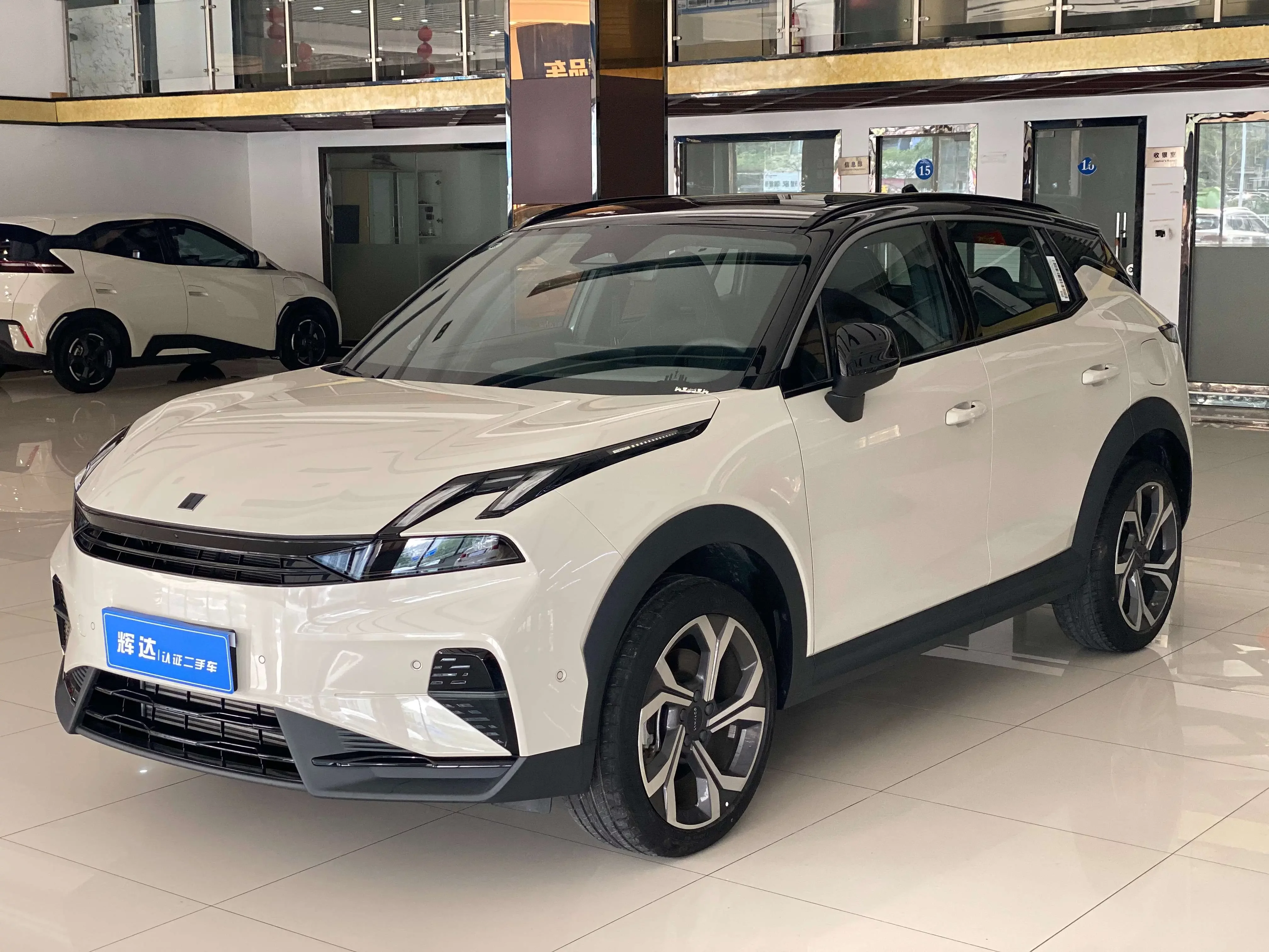 Lynk & Co 06