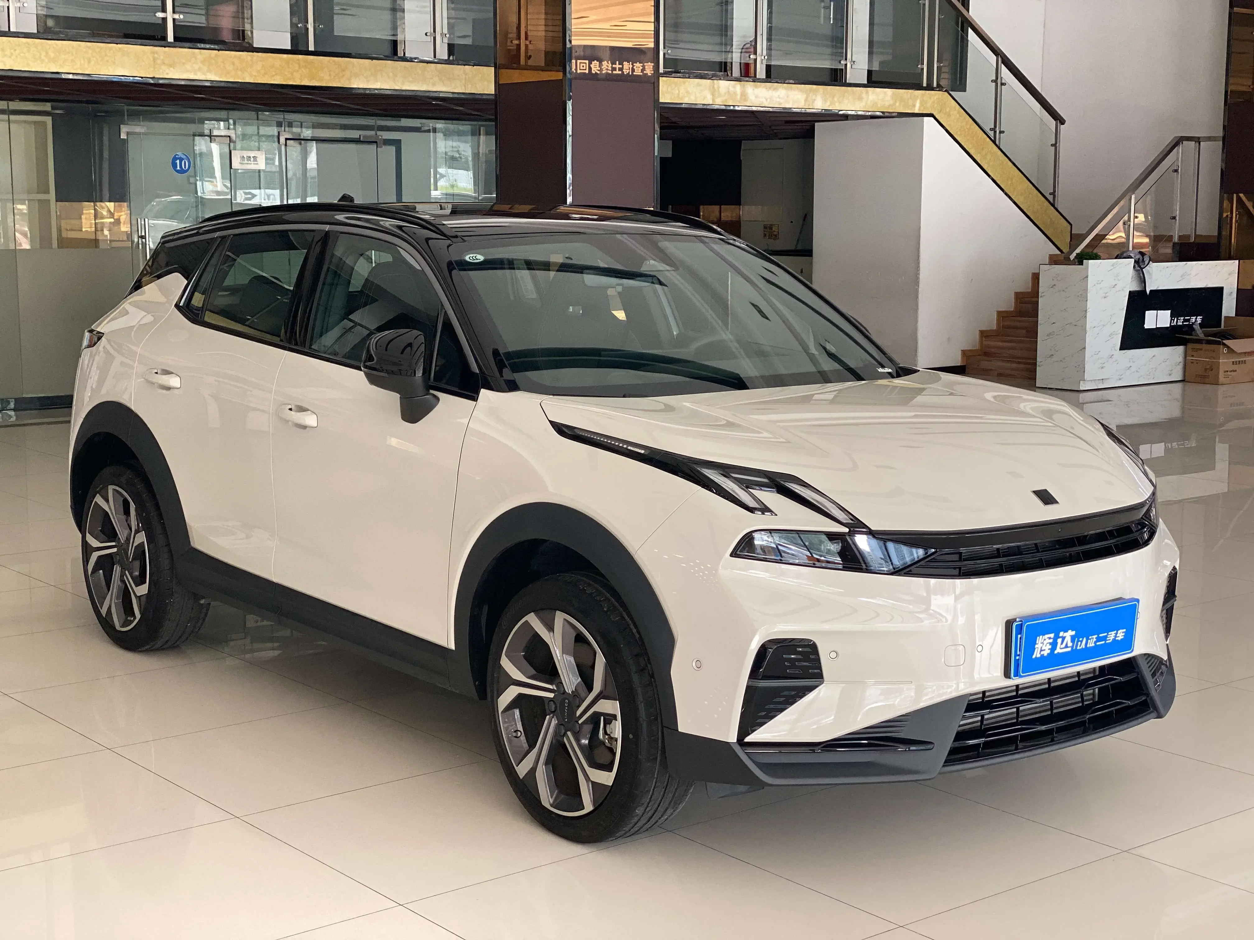 Lynk & Co 06