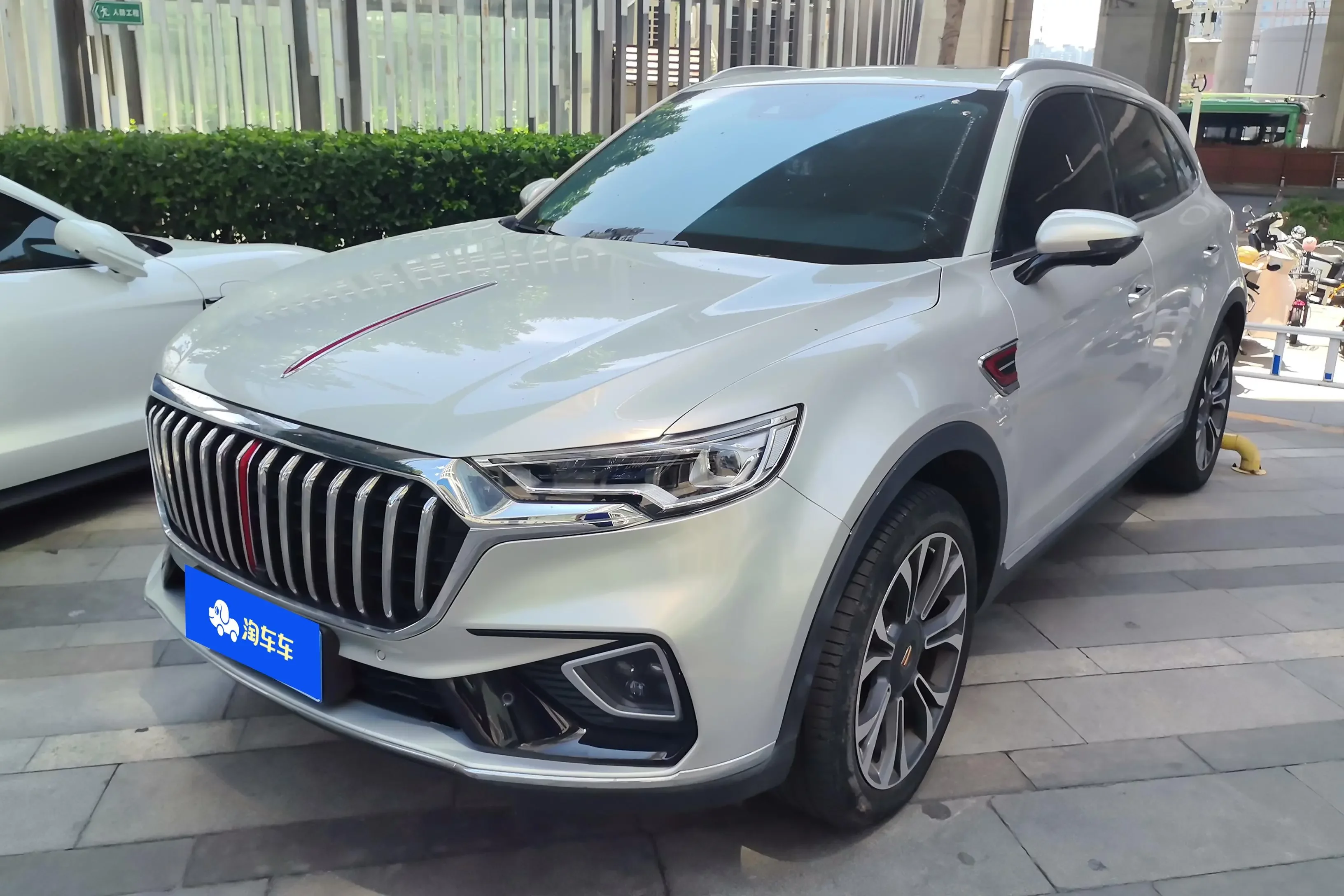 Hongqi HS5