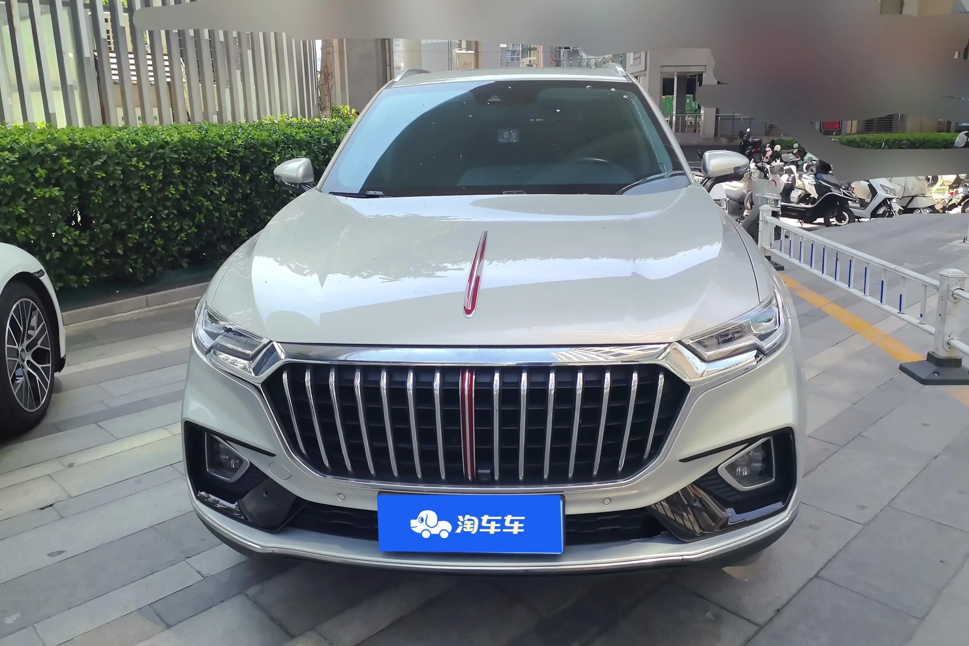 Hongqi HS5