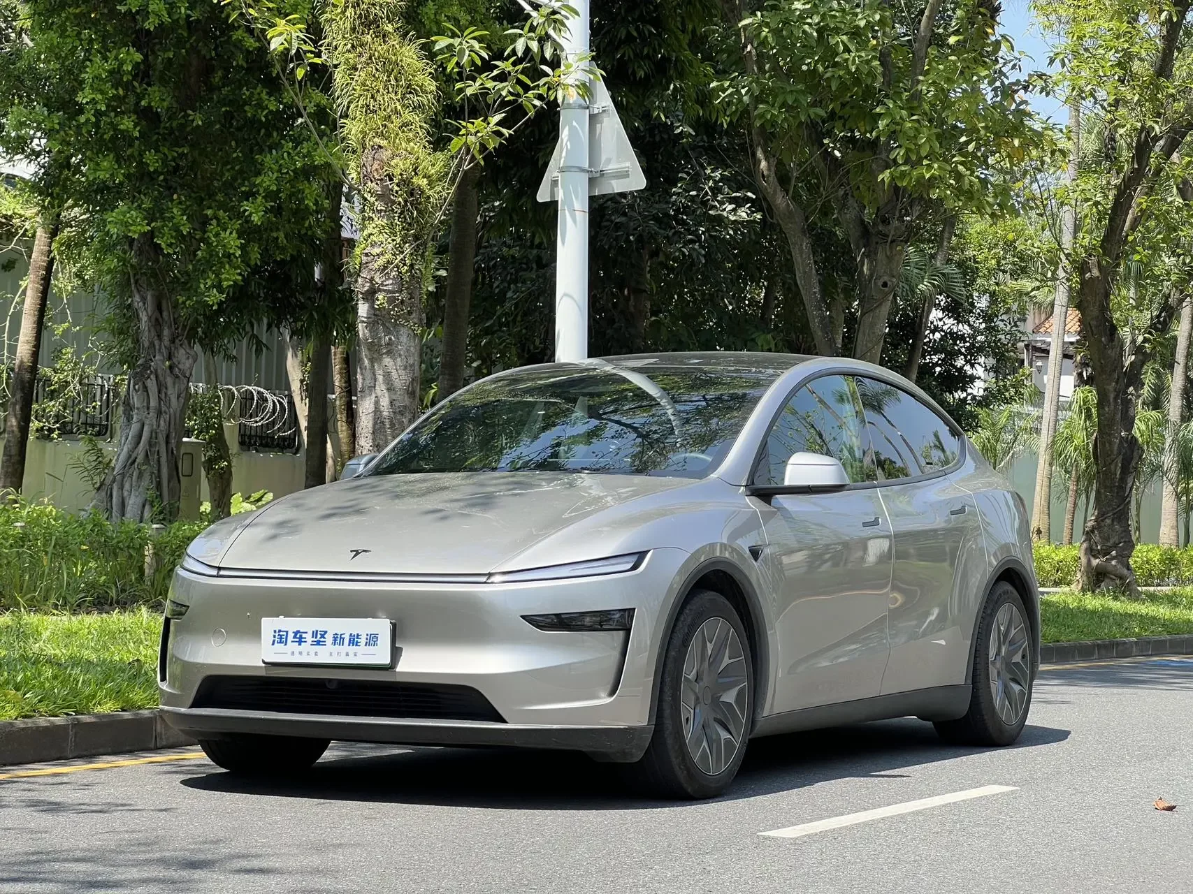 Tesla Model Y L