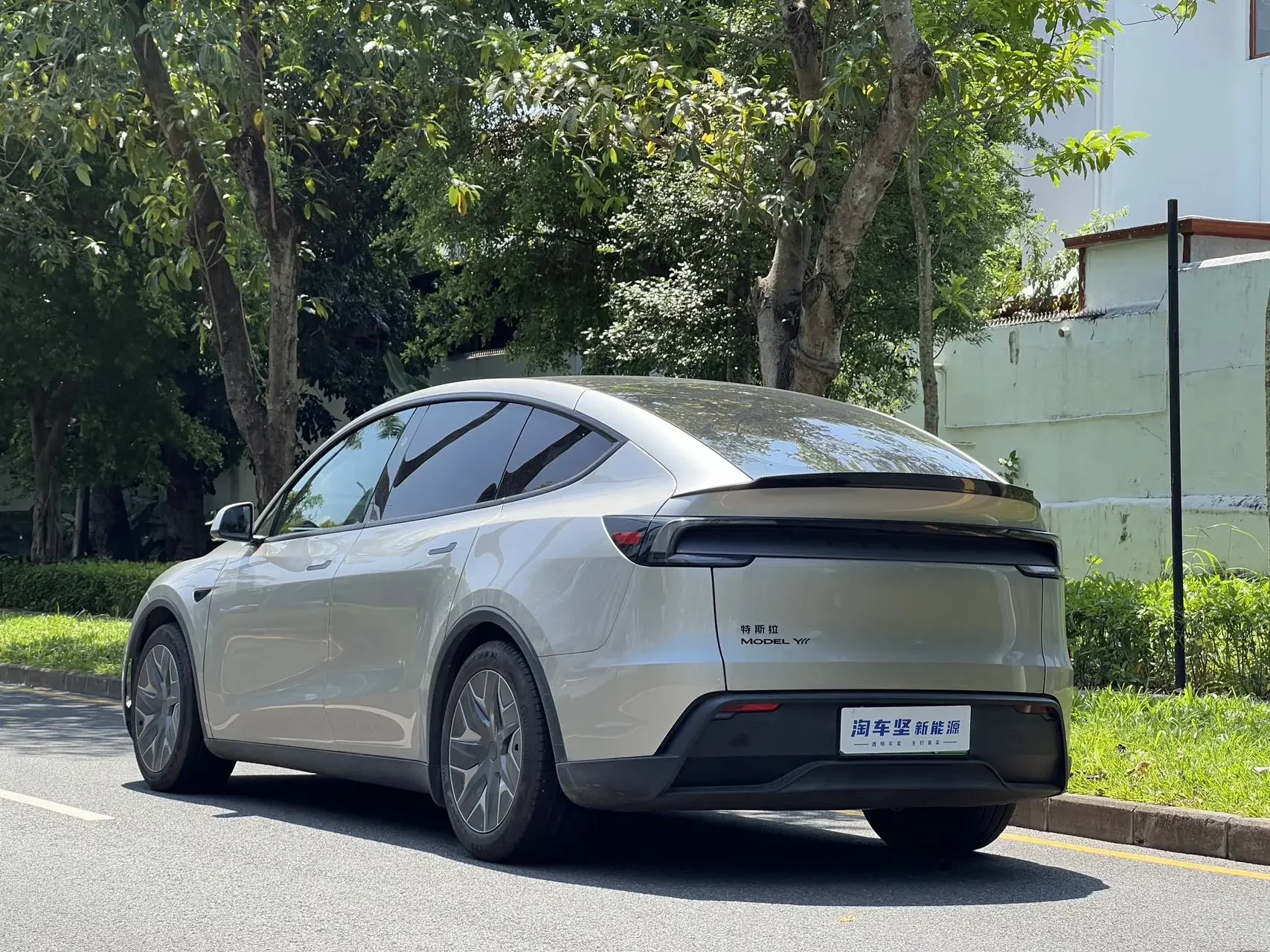 Tesla Model Y L
