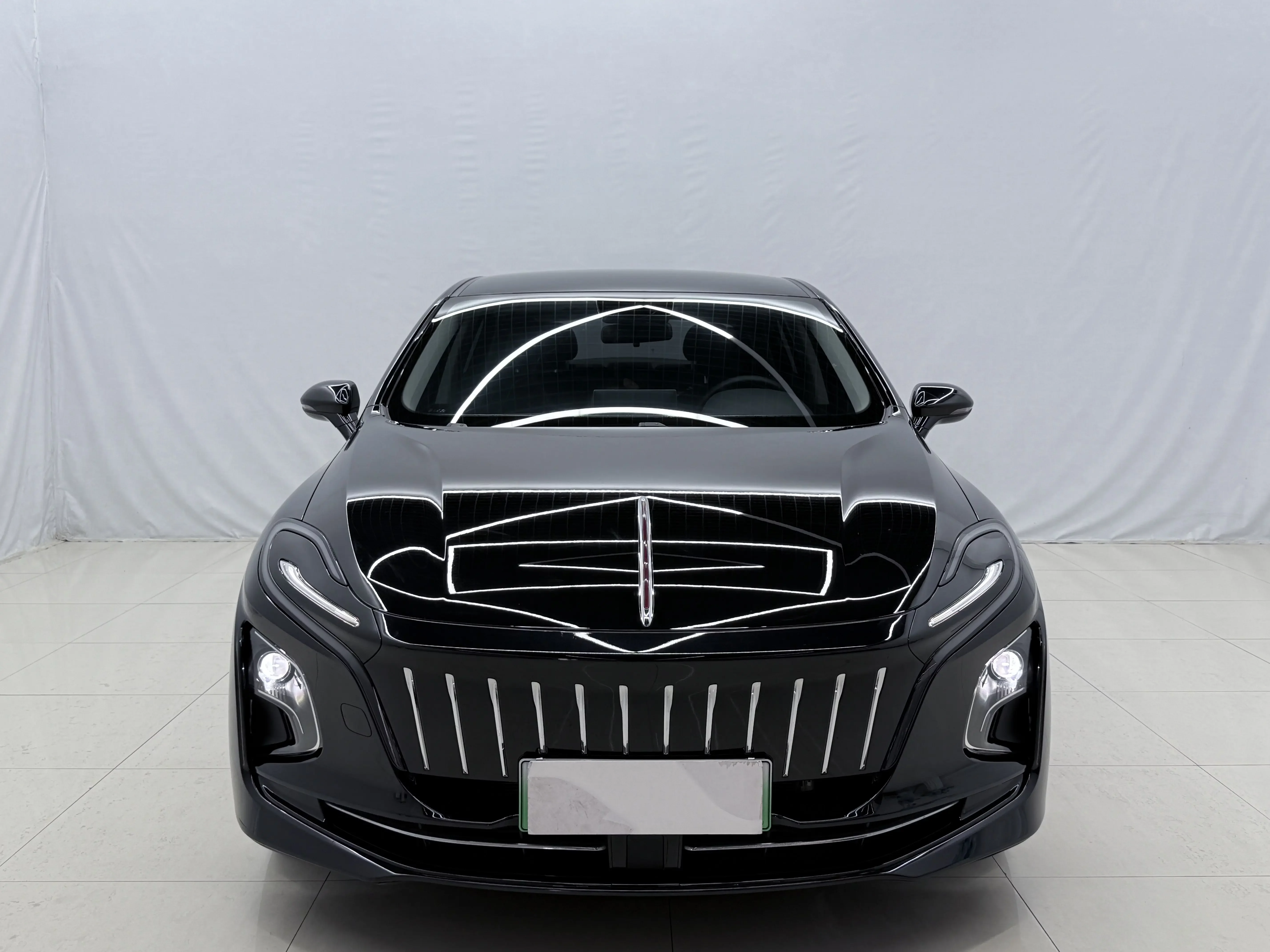 Hongqi E-QM5