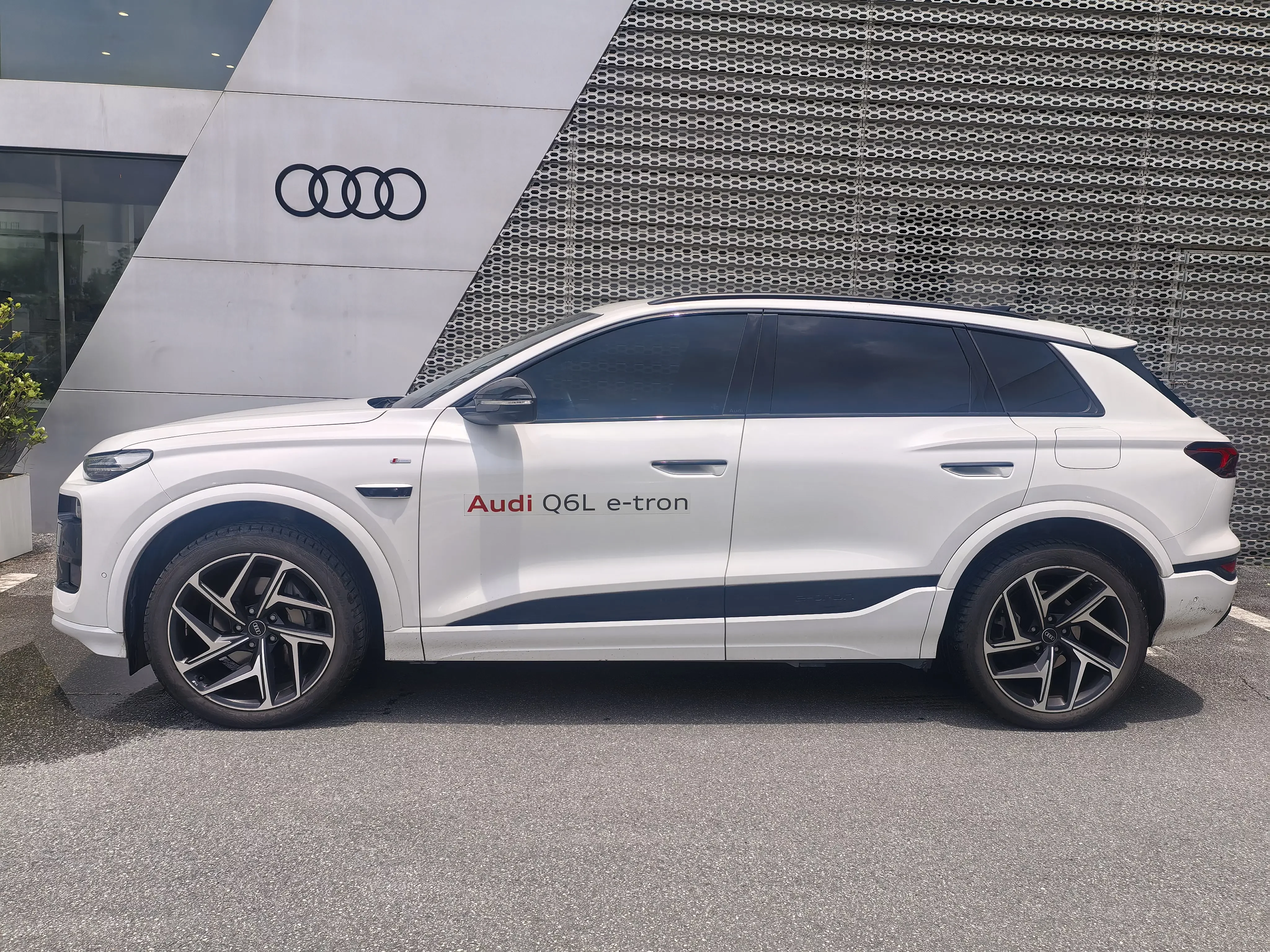 Audi Q6L e-tron