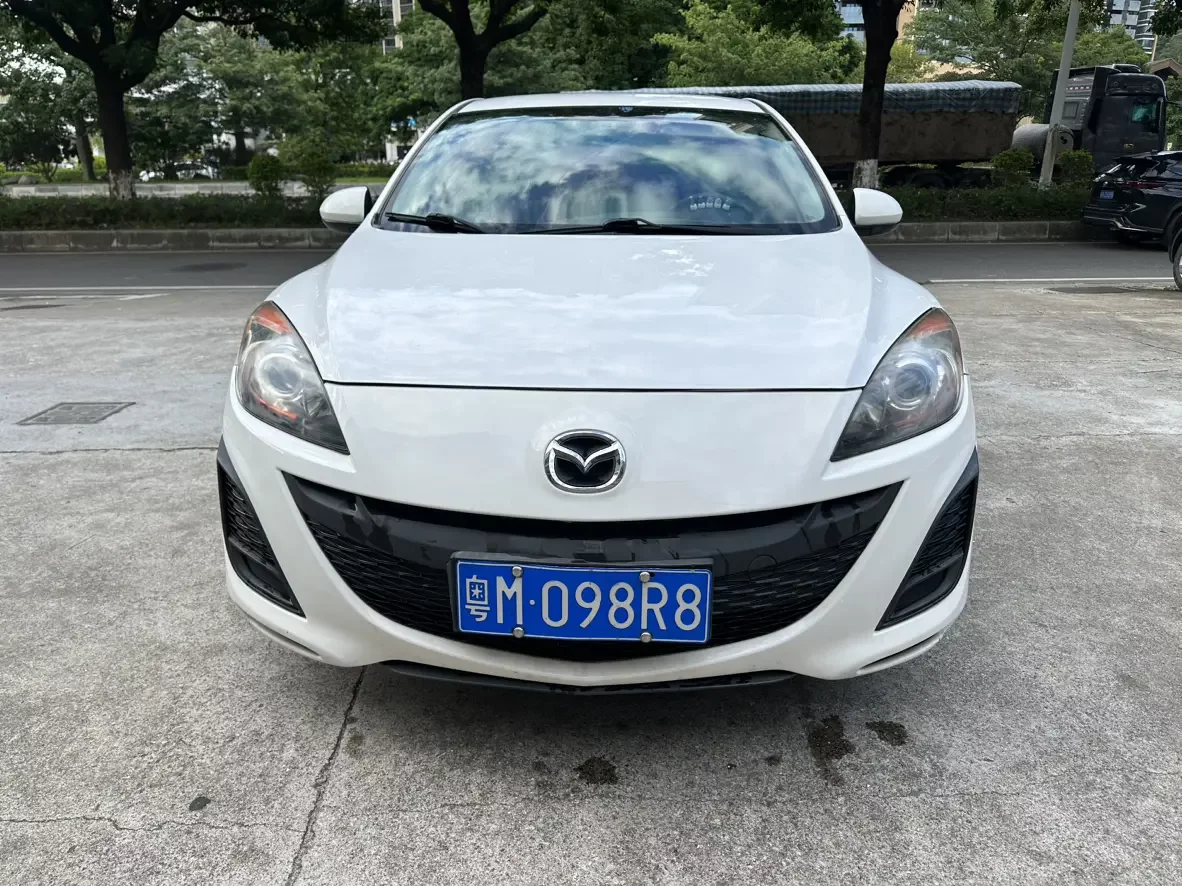 Mazda Axela (3)