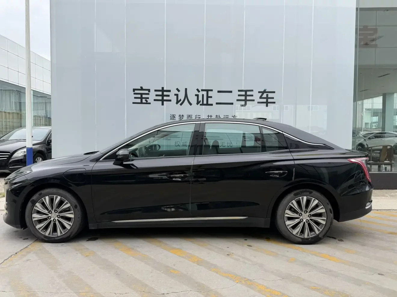 Hongqi E-QM5