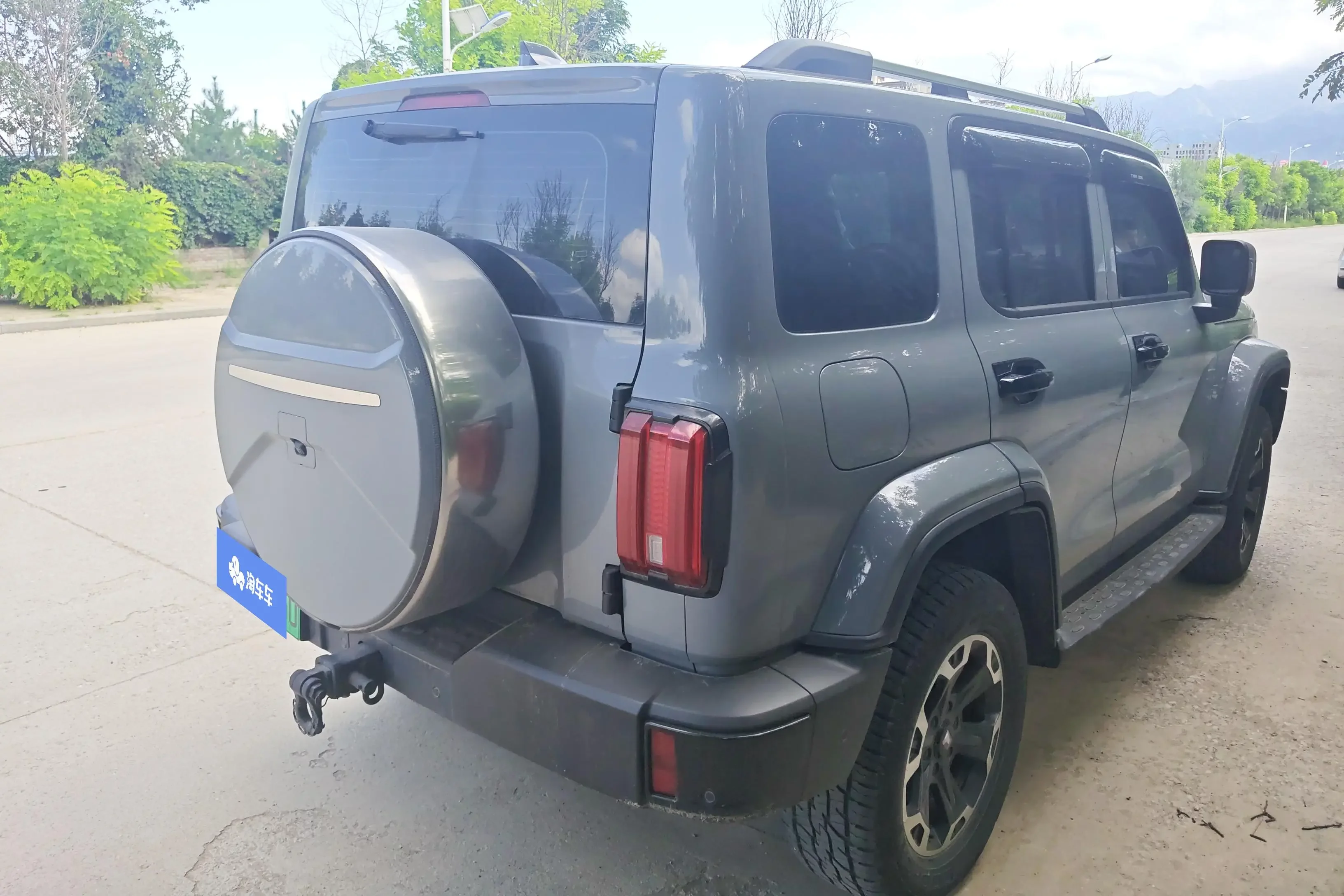 Tank 300 Hi4-T