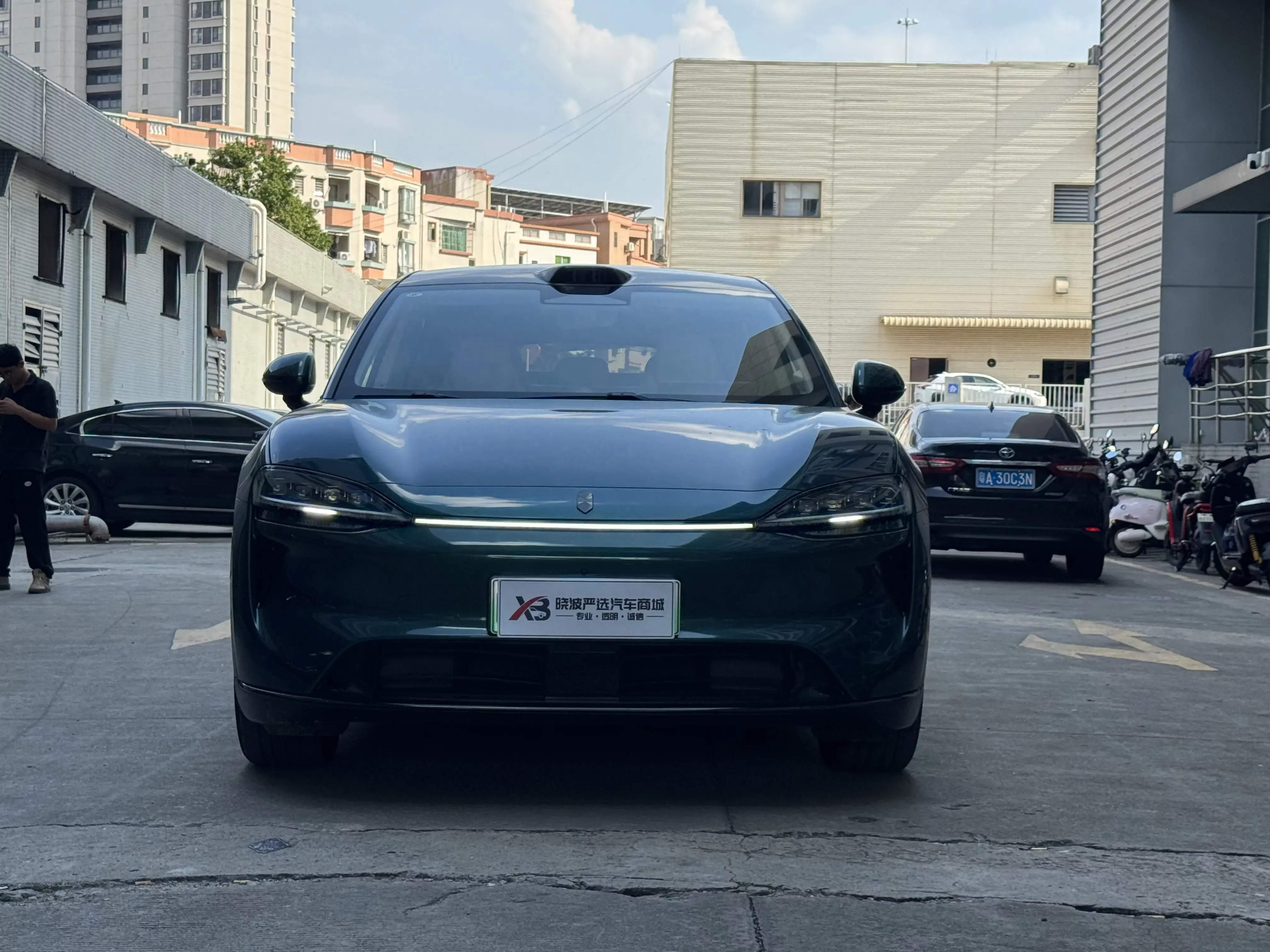 Luxeed Zhijie R7