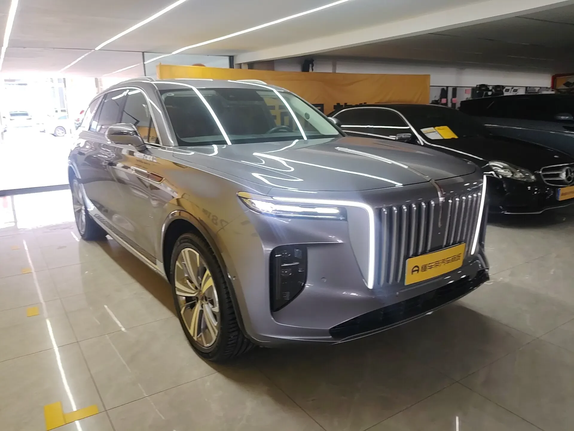 Hongqi E-HS9