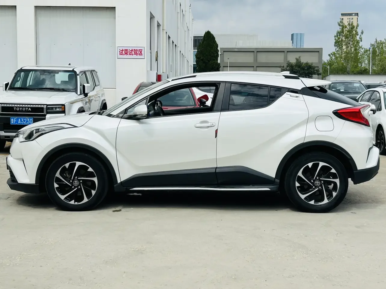 Toyota C-HR Hybrid (Yize IZOA)