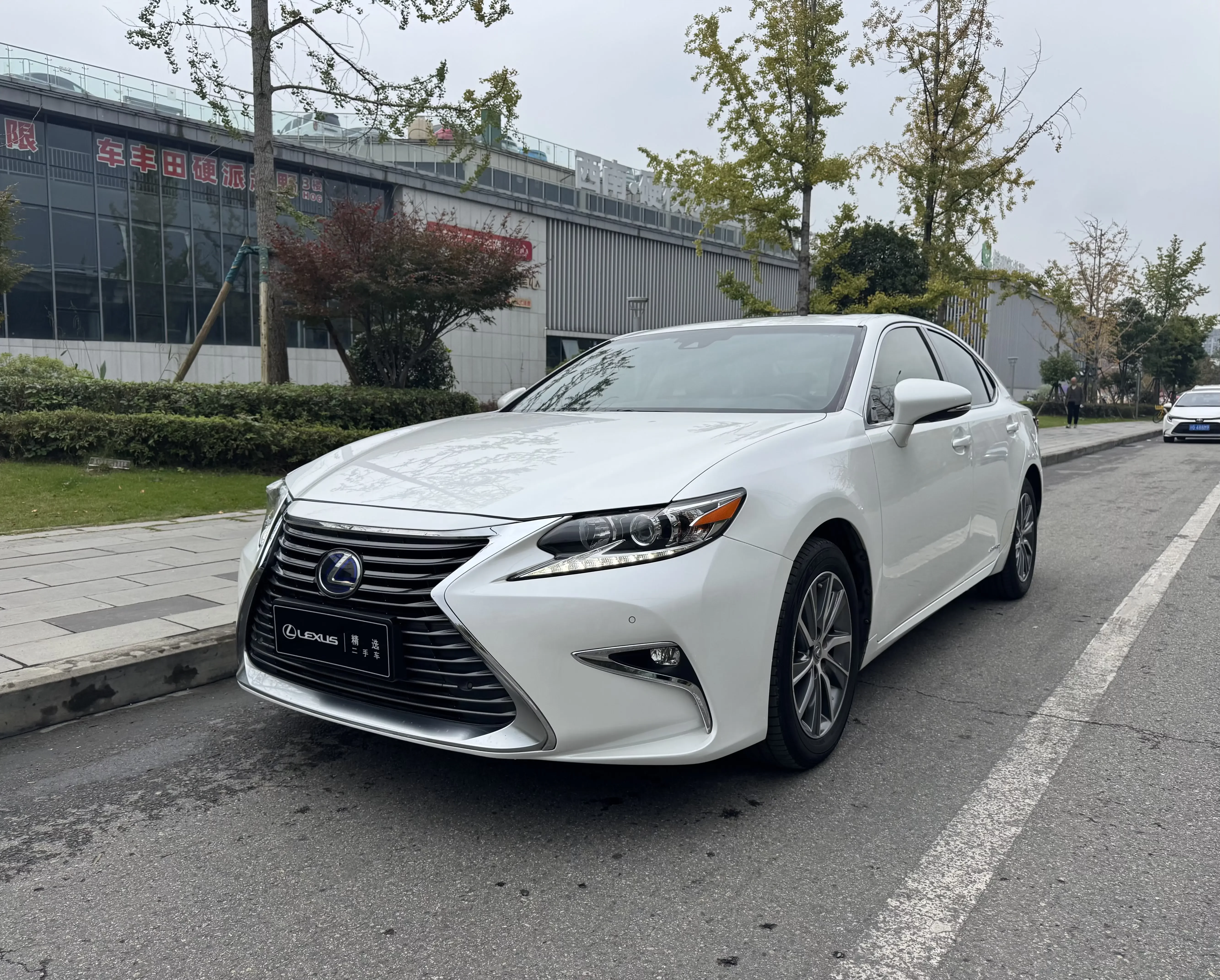 Lexus ES