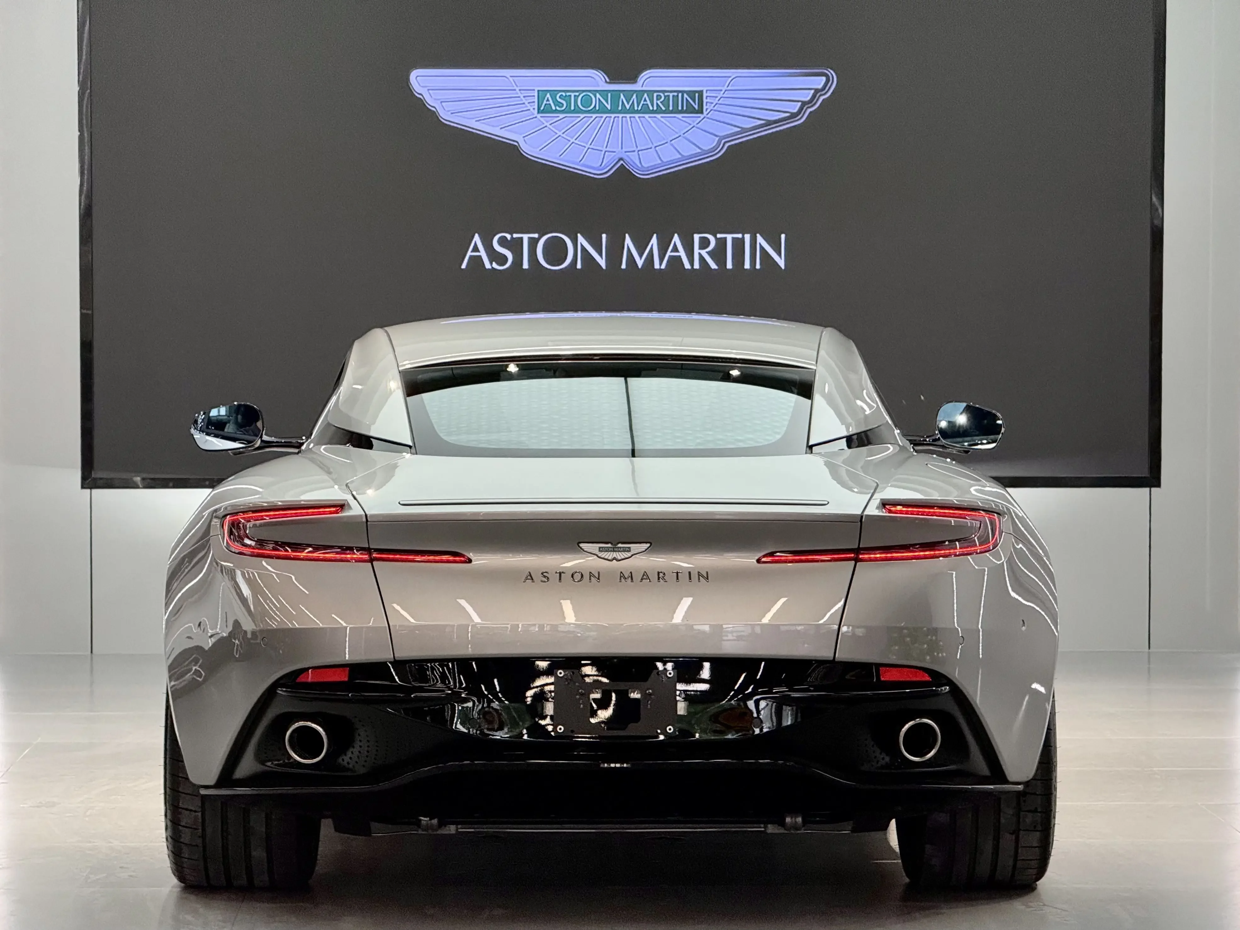 Aston Martin DB12