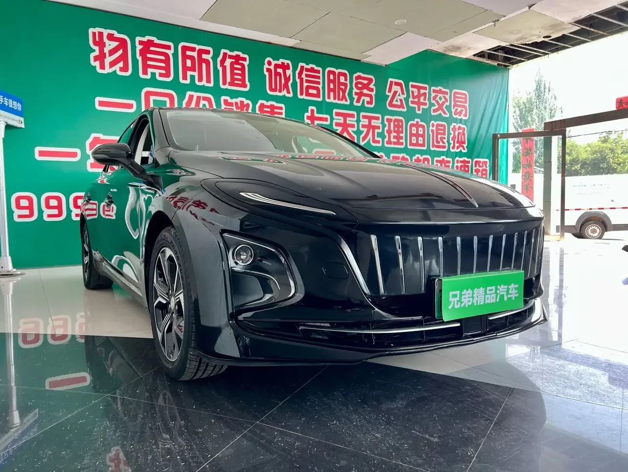 Hongqi E-QM5