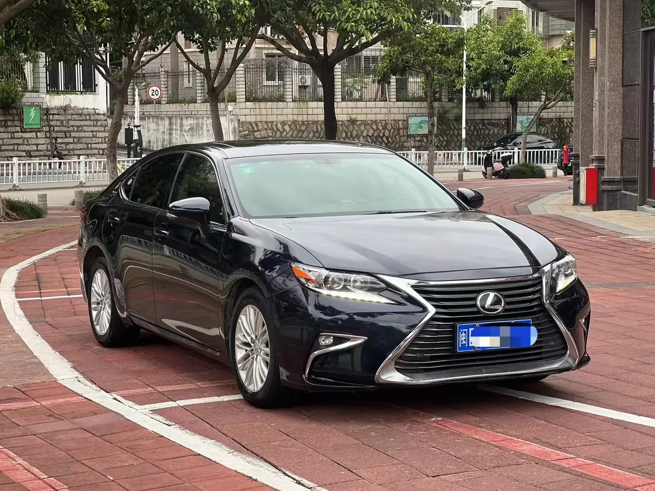 Lexus ES