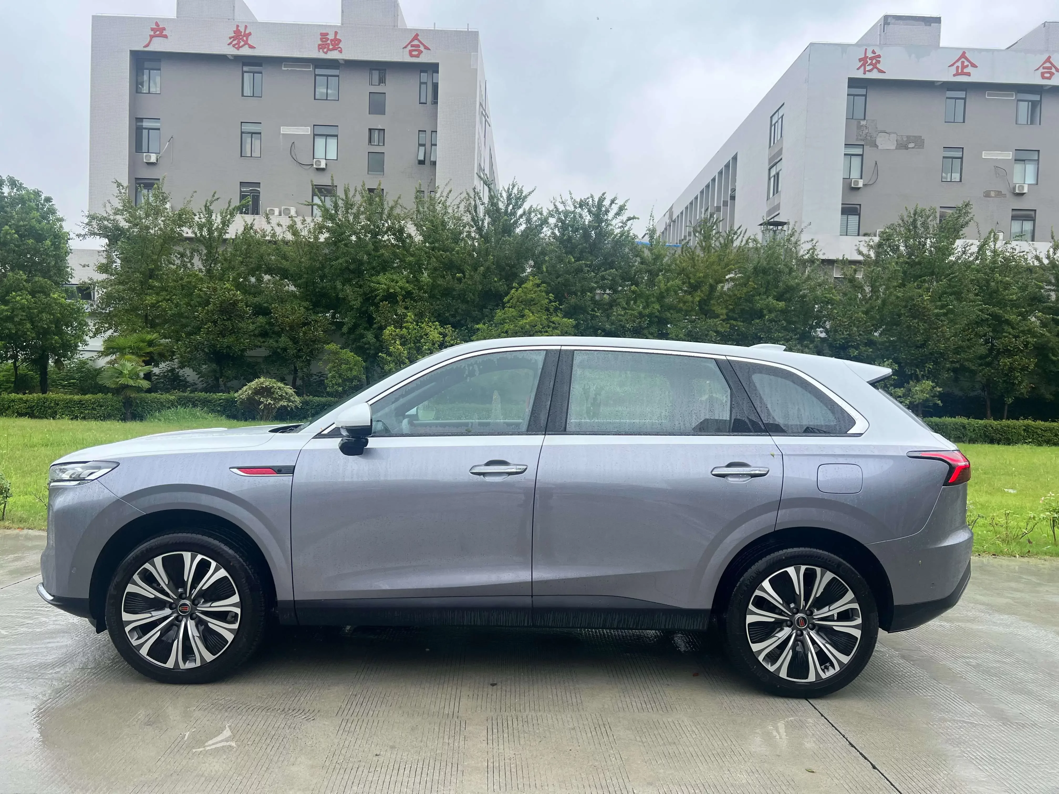 Hongqi HS6 PHEV