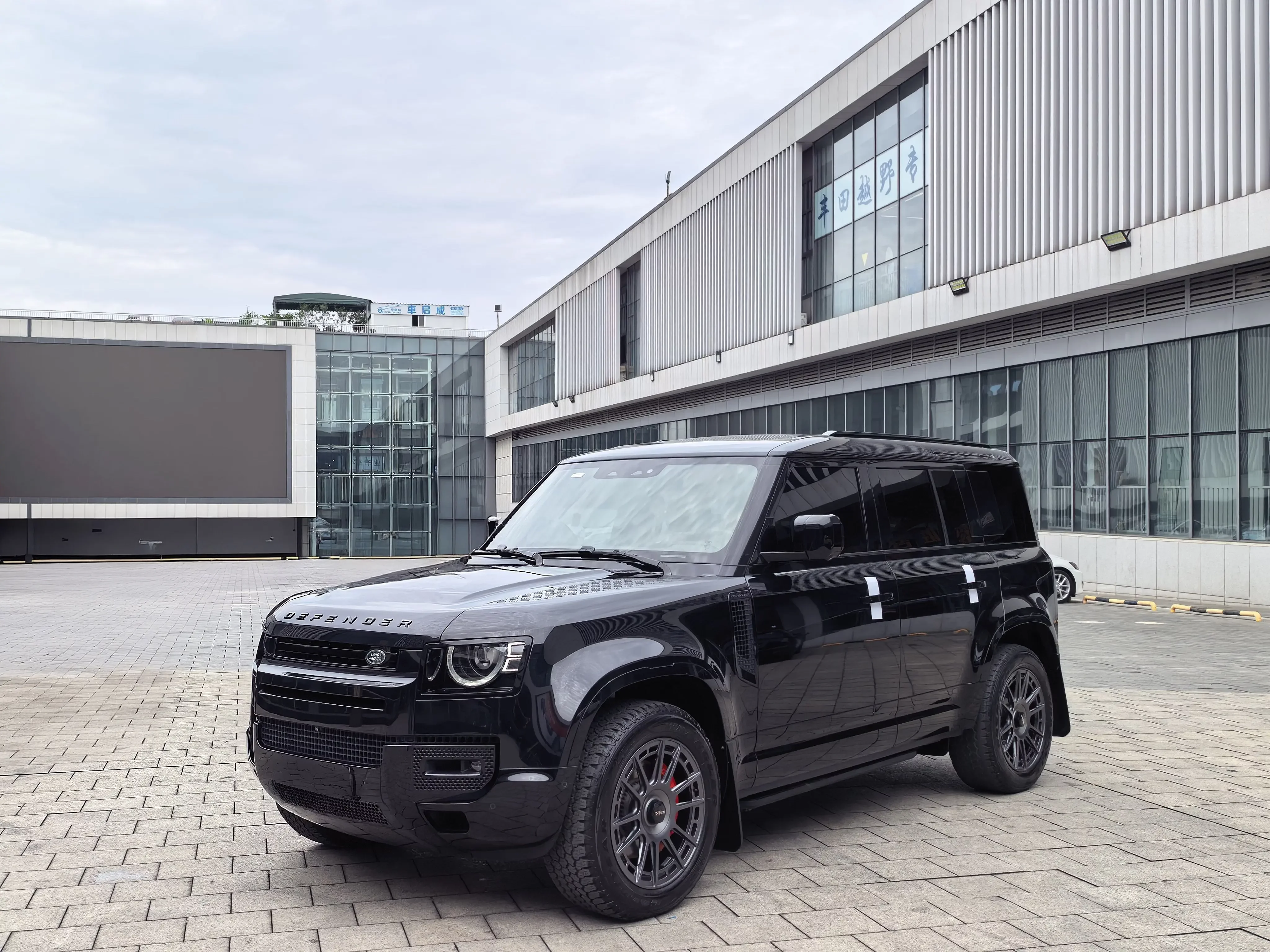 Land Rover guard