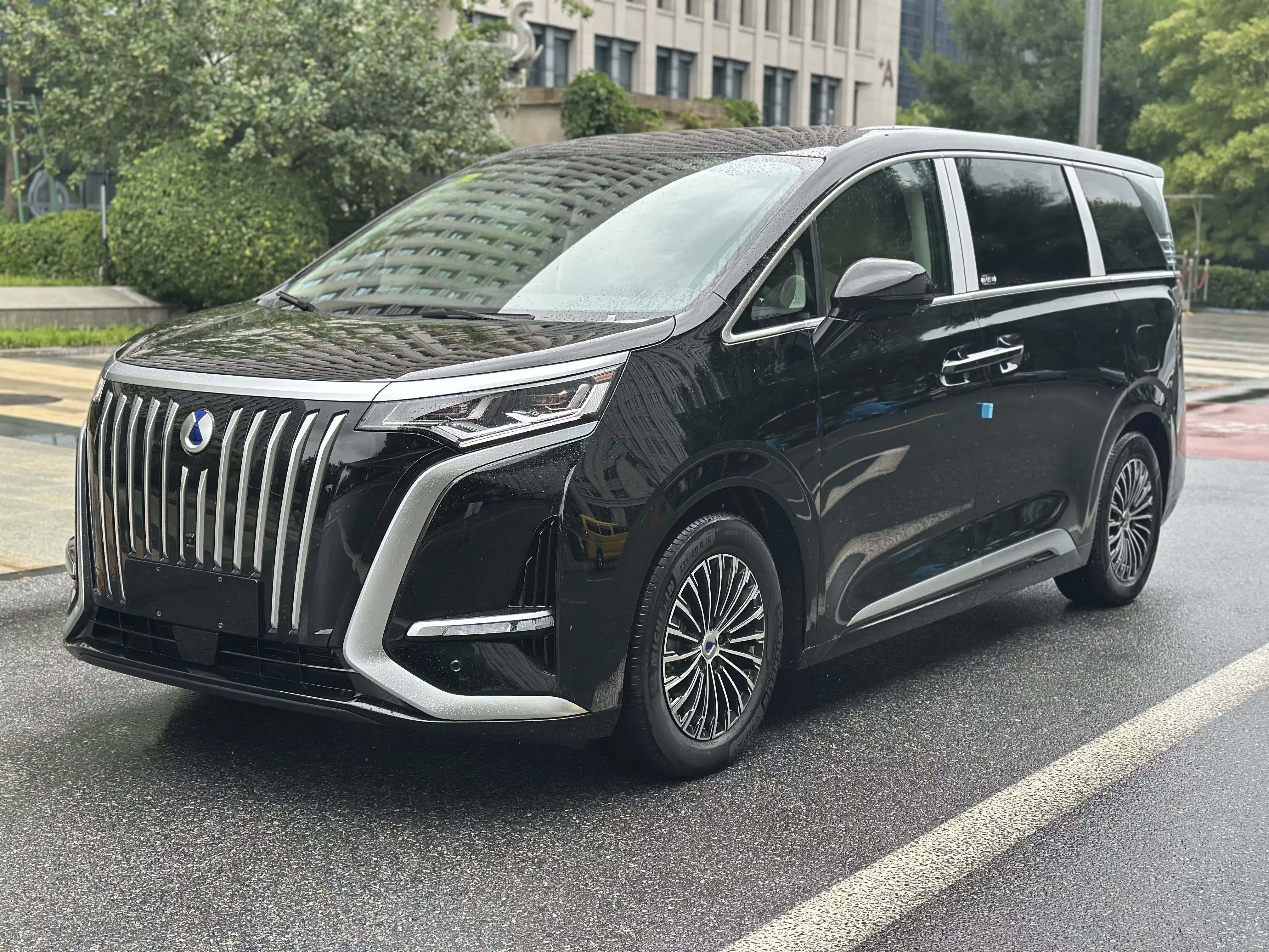 Denza D9 EV