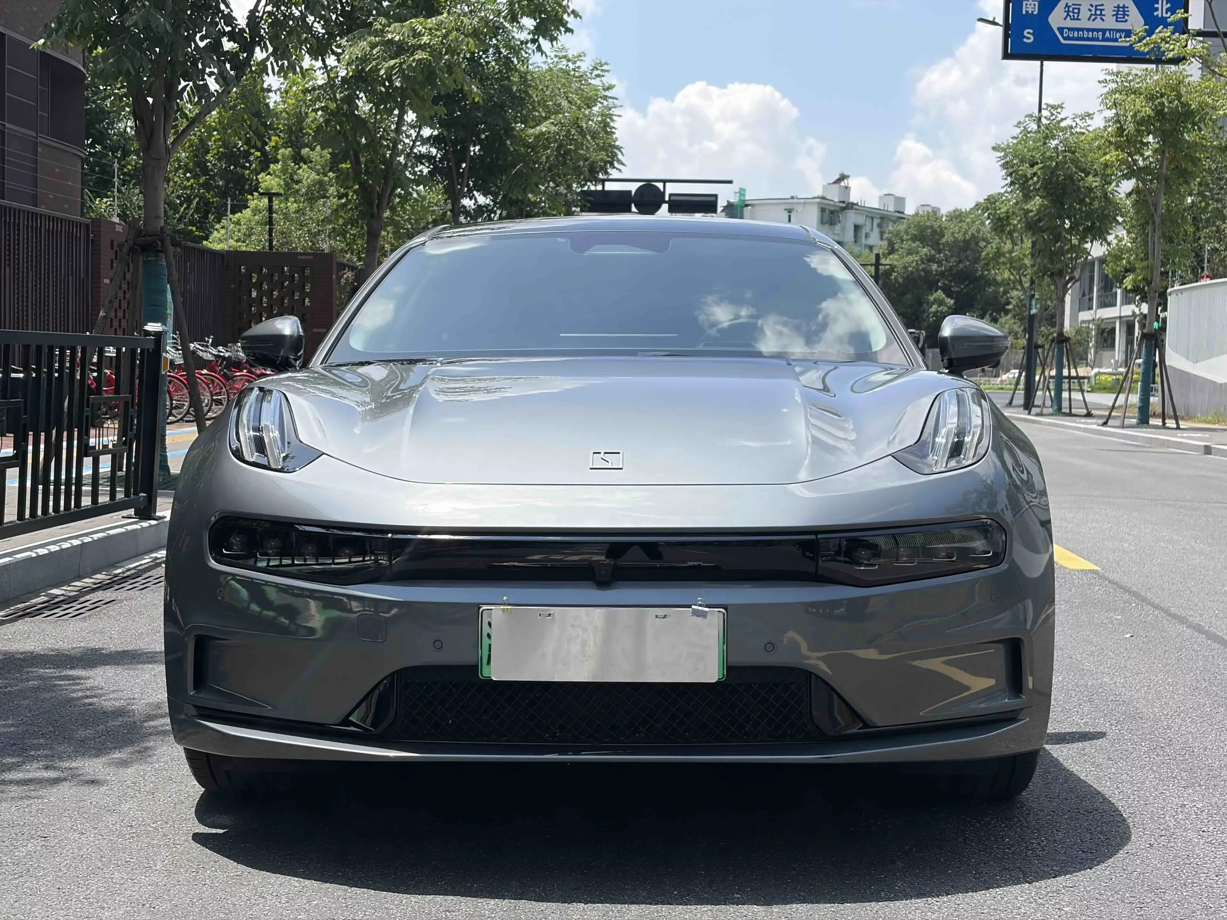 ZEEKR 001