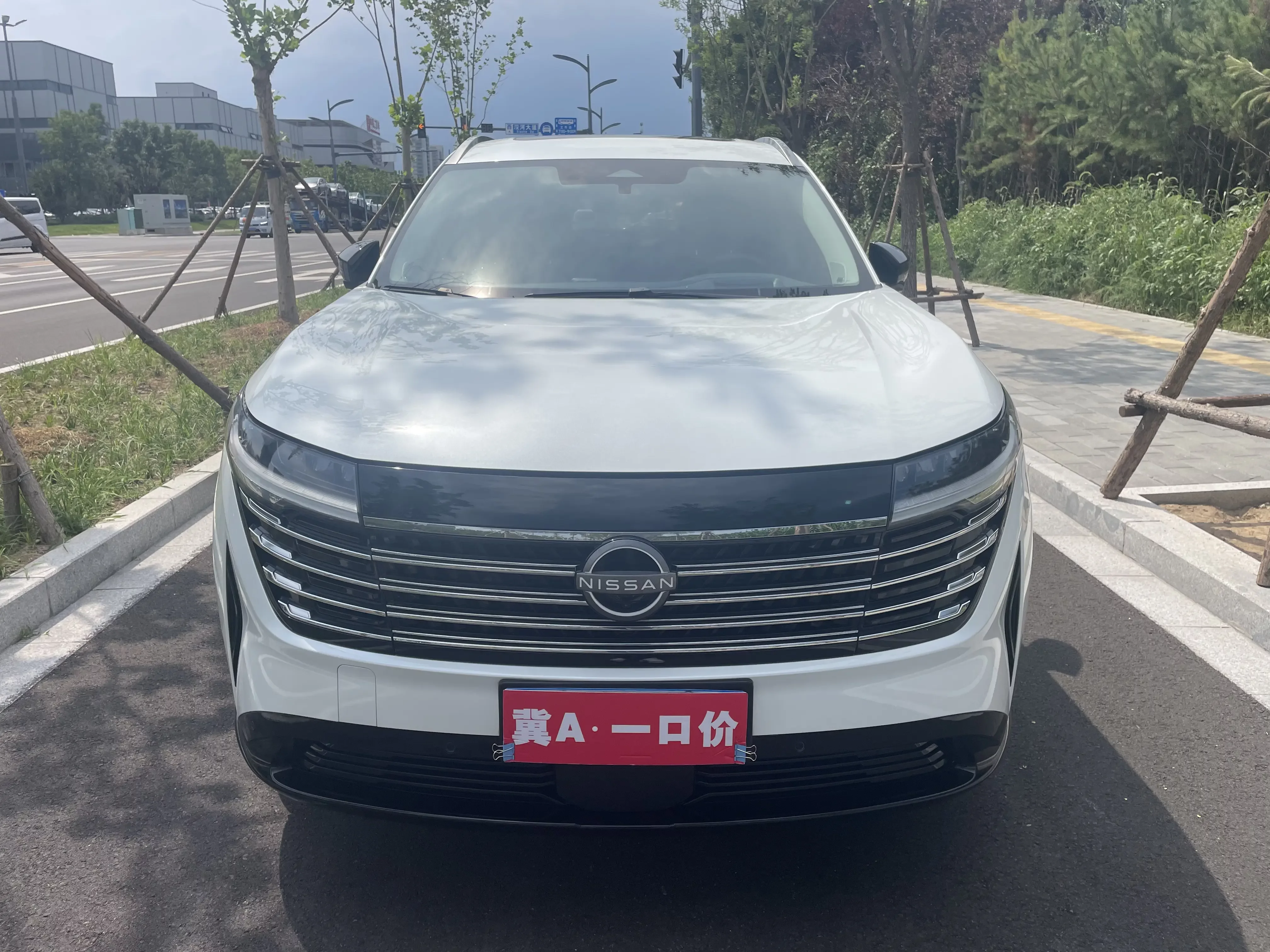 Nissan Explore the land