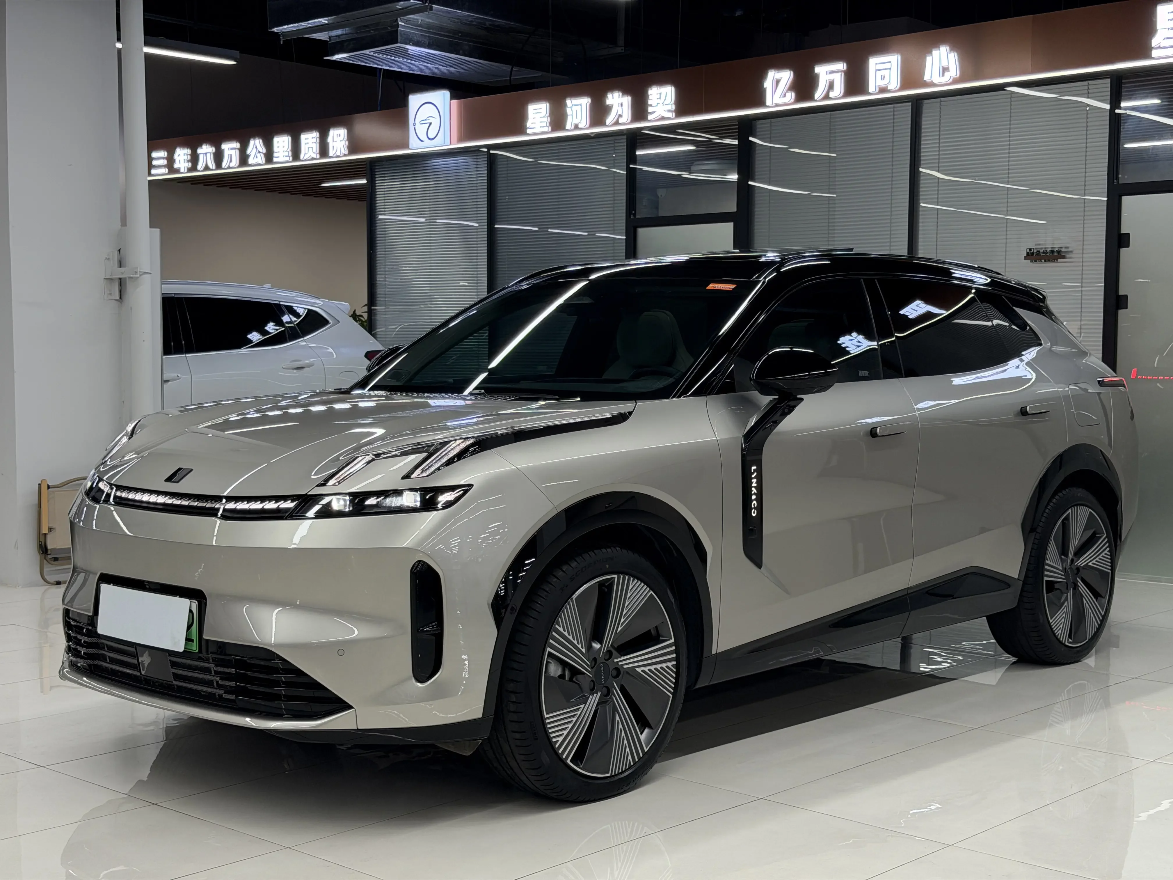 Lynk & Co 08 EM-P