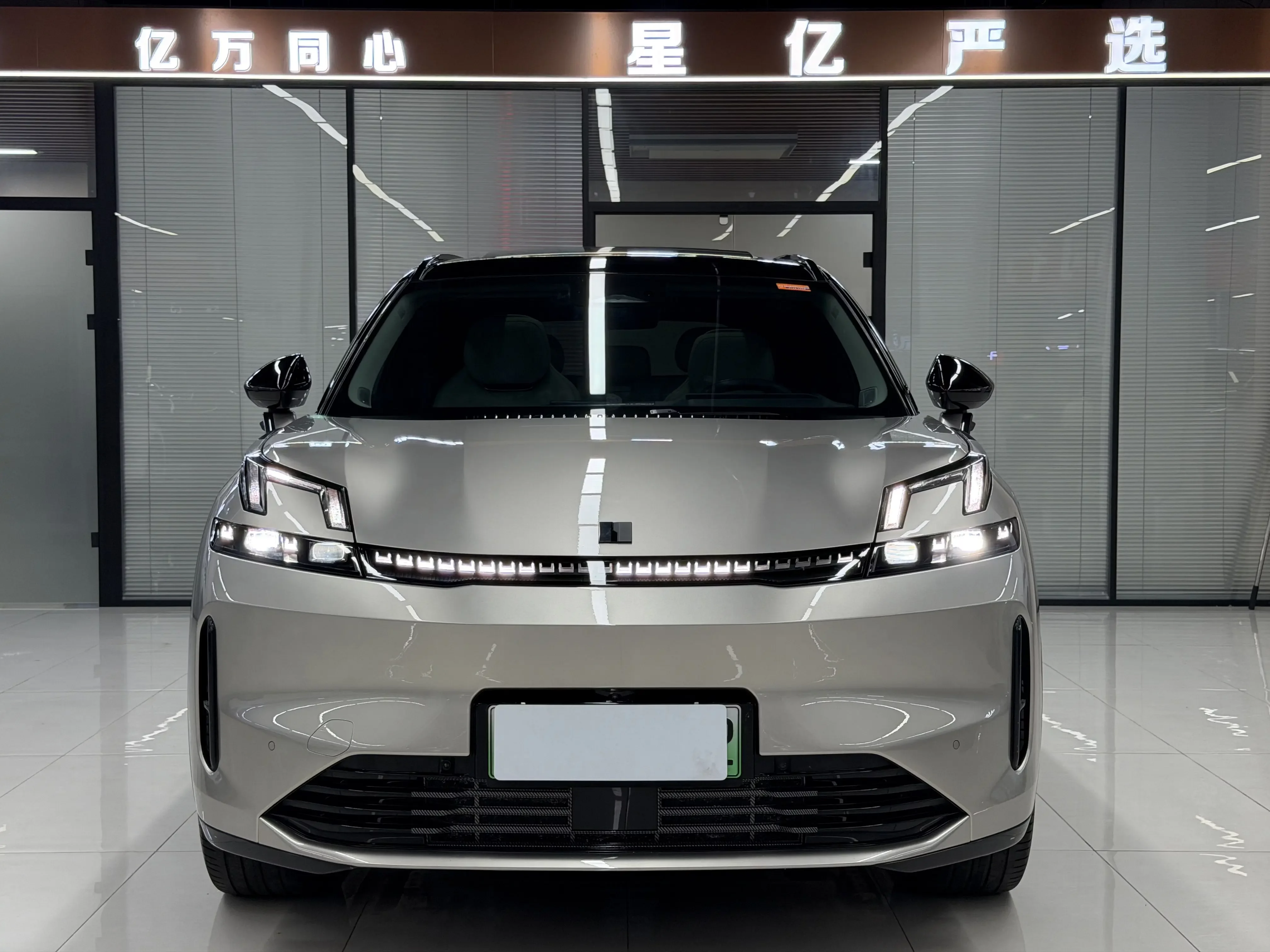 Lynk & Co 08 EM-P