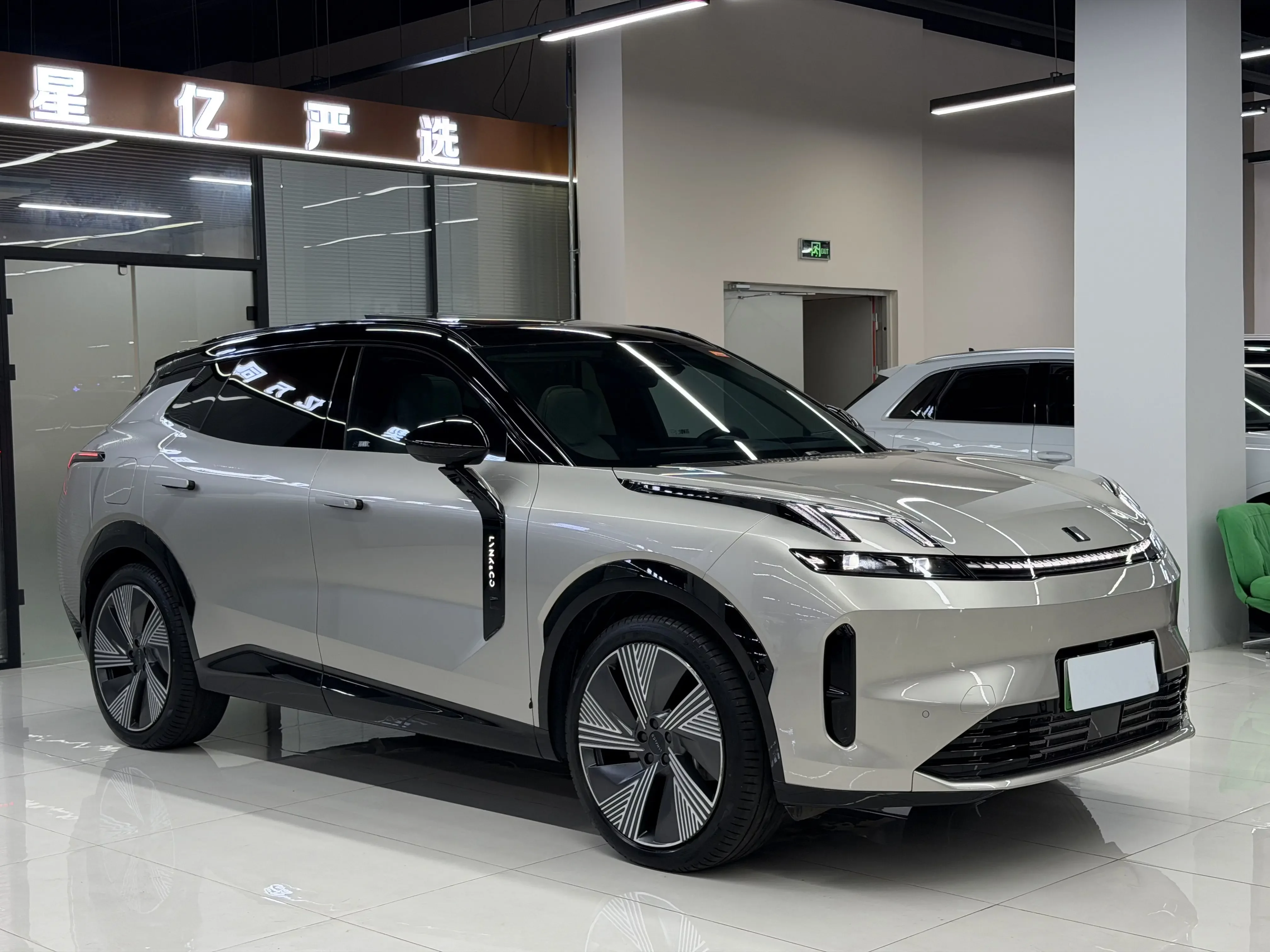 Lynk & Co 08 EM-P