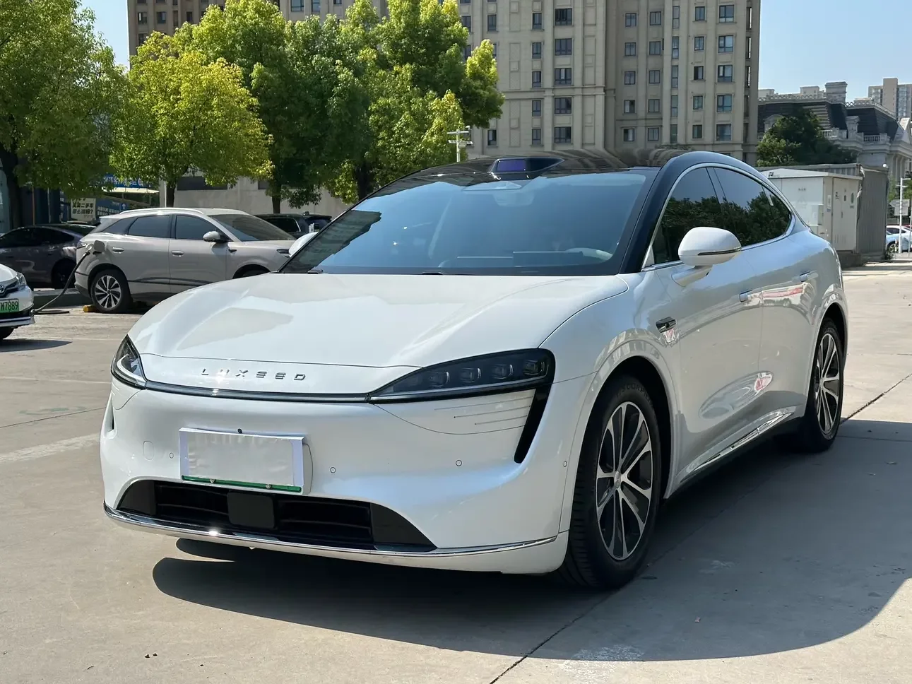 Luxeed Zhijie R7