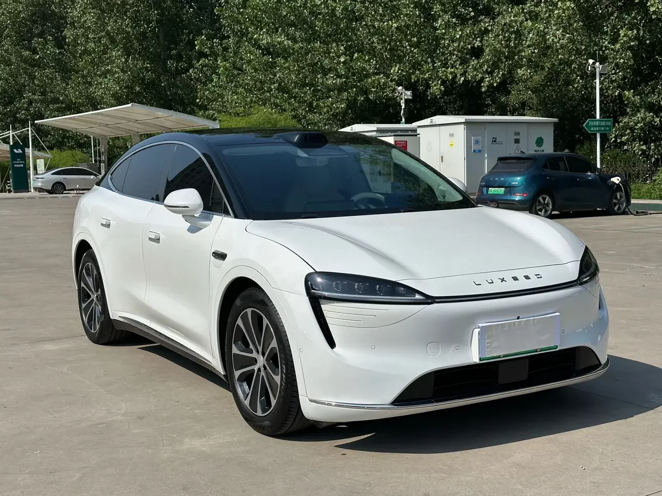 Luxeed Zhijie R7
